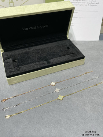 v*n cl*f & arpels mini preM1vm white fritillary four-leaf clover bracelet