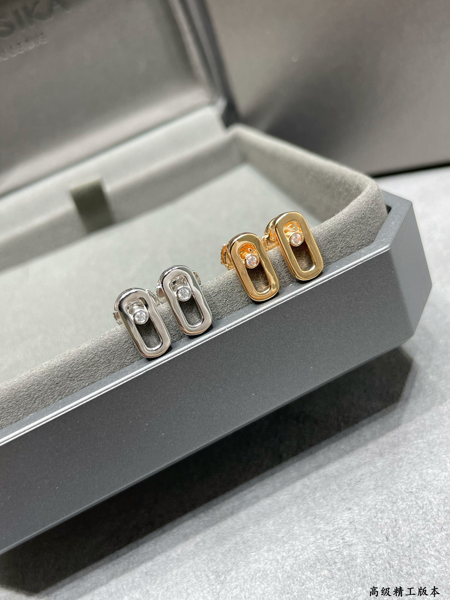 Mes1kaa small polished moving stud earrings