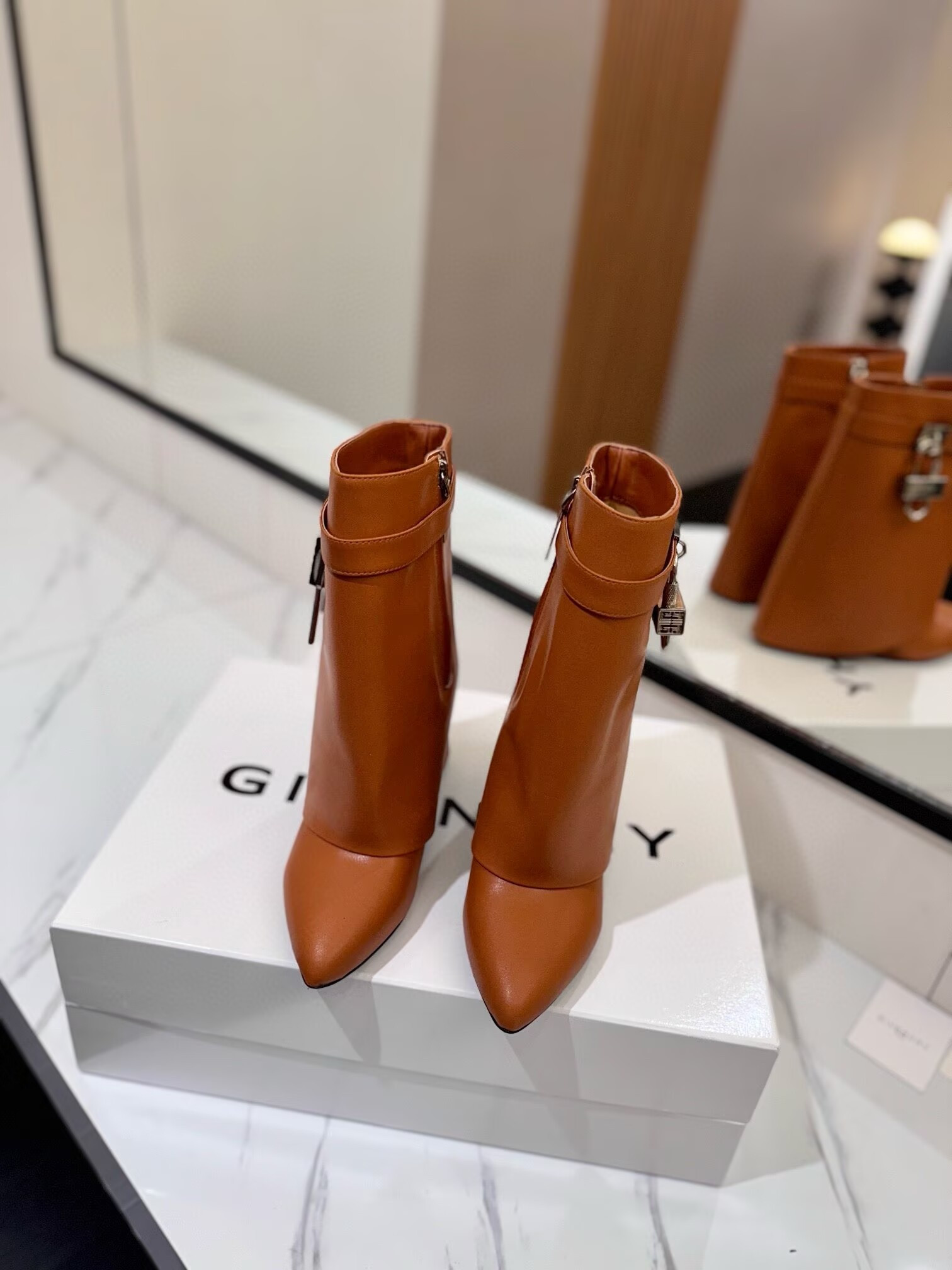 ua G1uenchy boots
