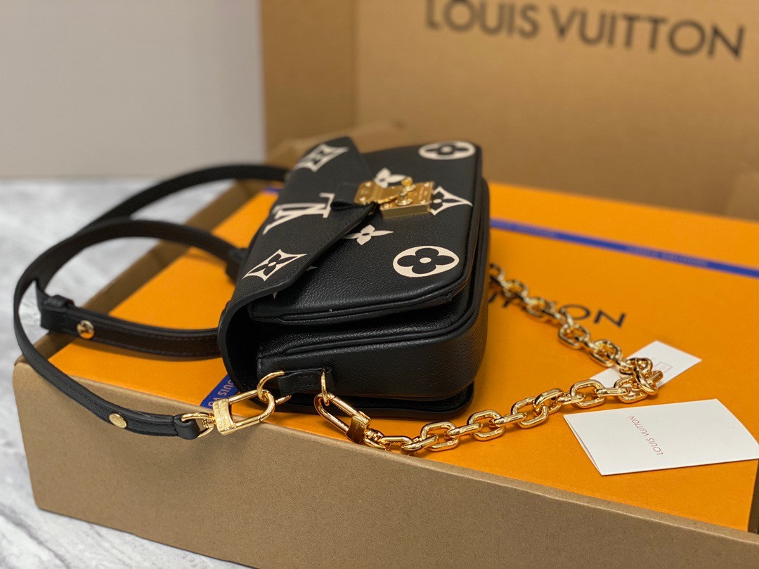 LV Pochette Métis East West M46596
