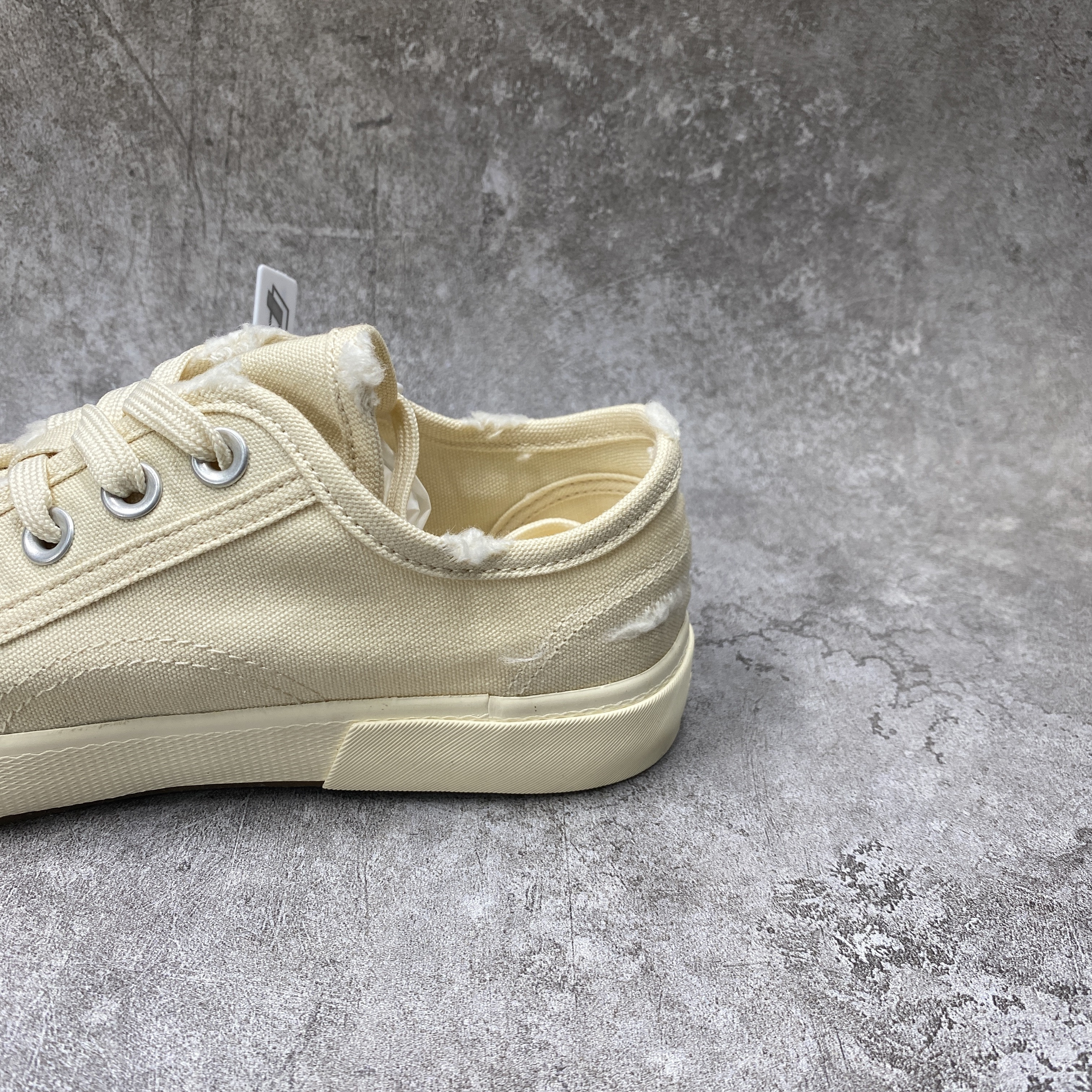 PARIS LOW TOP SNEAKER IN WHITE