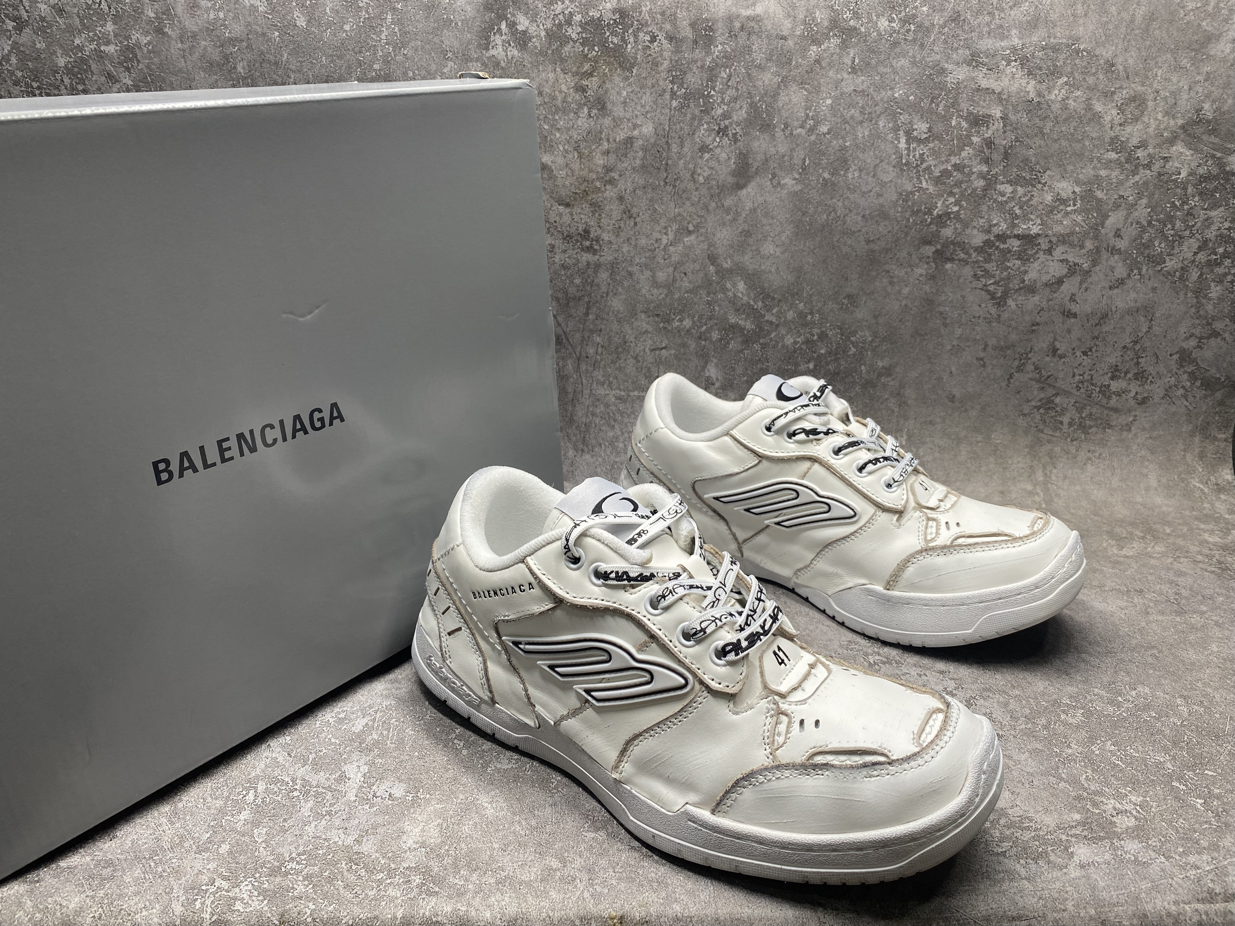 ua Ba*len*cia*ga hamptons medium worn-out sneaker in white(run one size large)