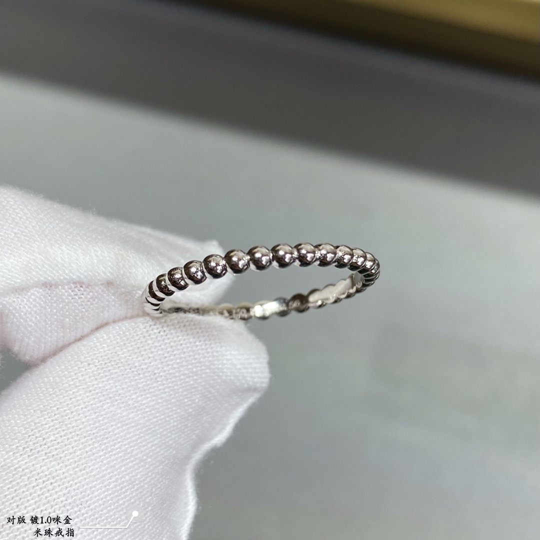 V*N CL*F & arpels rice bead ring