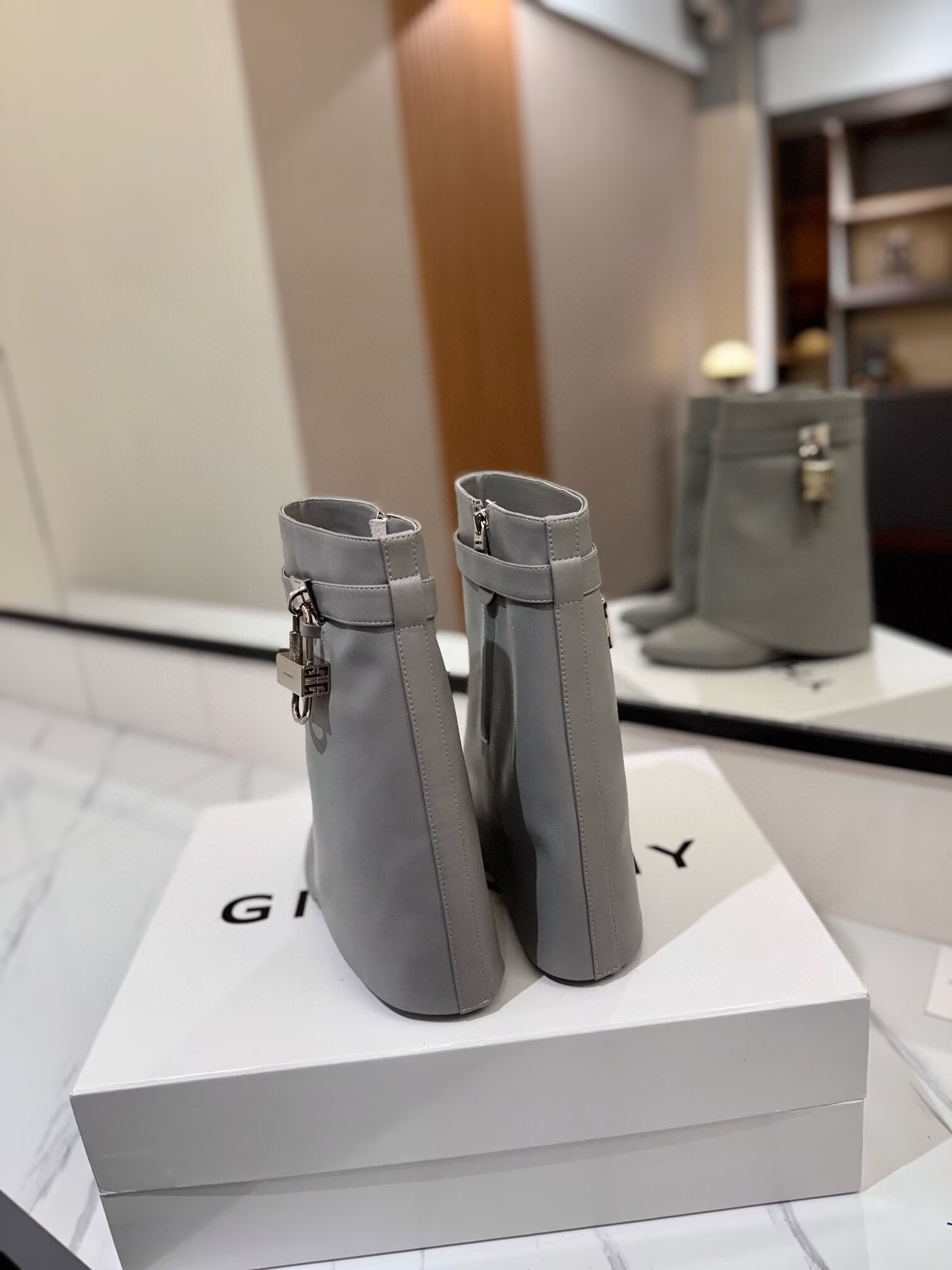 ua G1uenchy boots