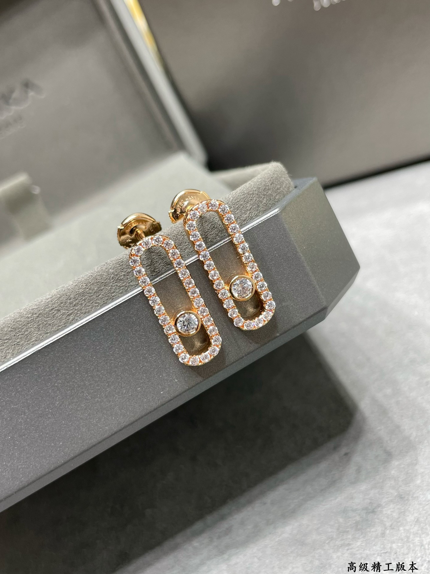 Mes1kaa single di*m*nd stud earrings