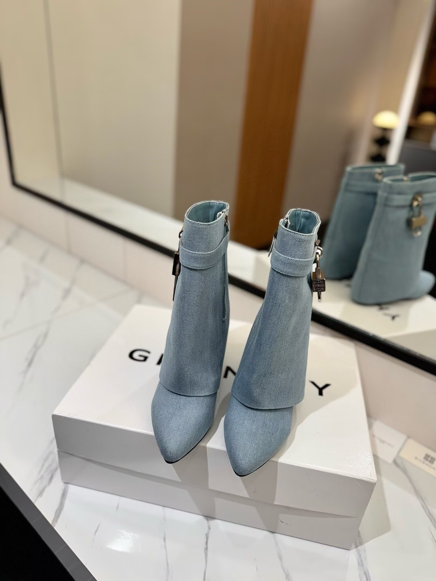 ua G1uenchy boots