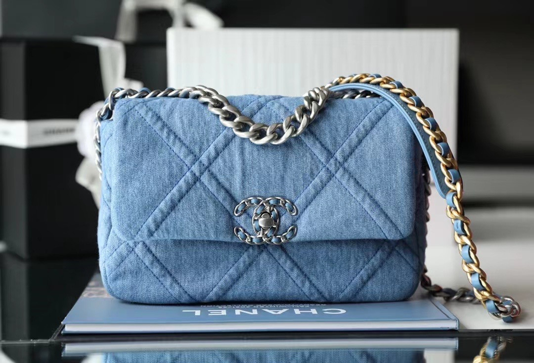ch*el De*1m quilted medium 19 bag 30cm