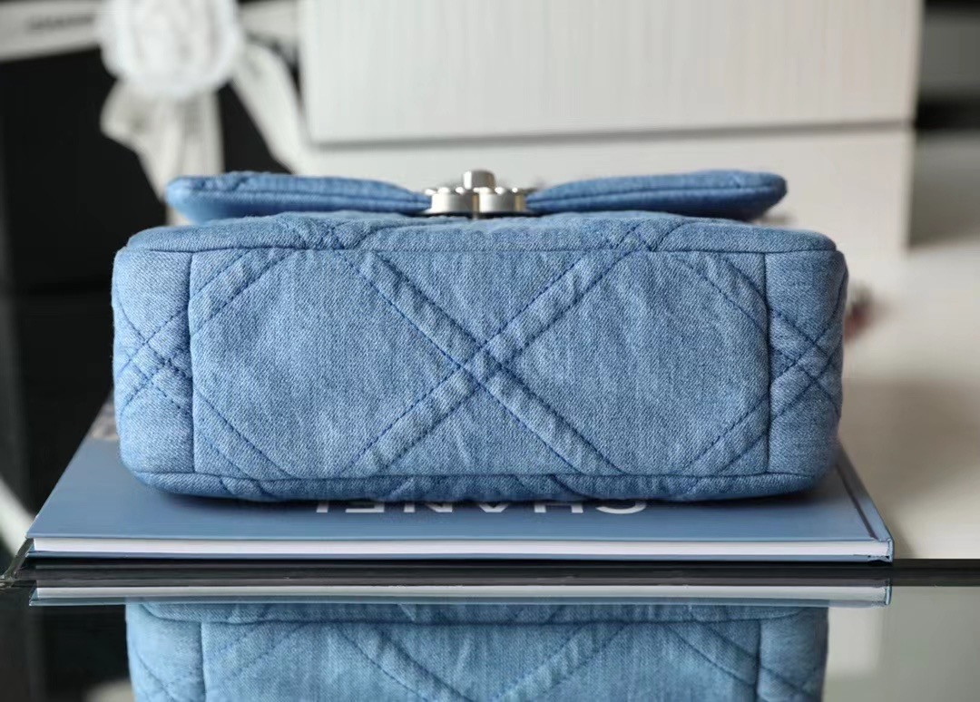ch*el De*1m quilted medium 19 bag 30cm