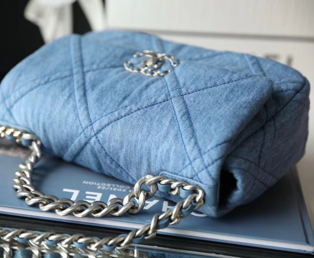 ch*el De*1m quilted medium 19 bag 30cm