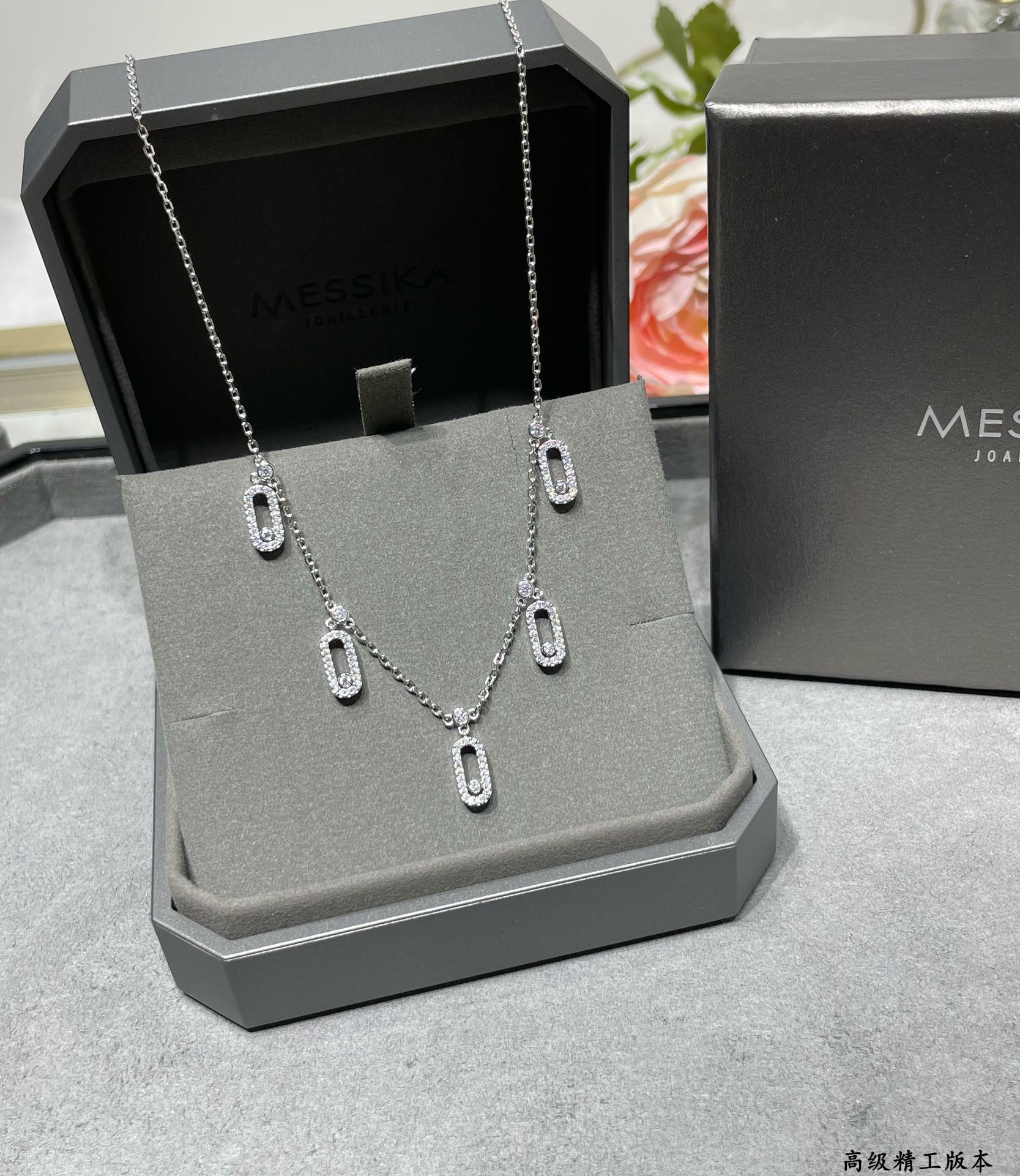 Mes1kaa five di*m*nd moving necklace