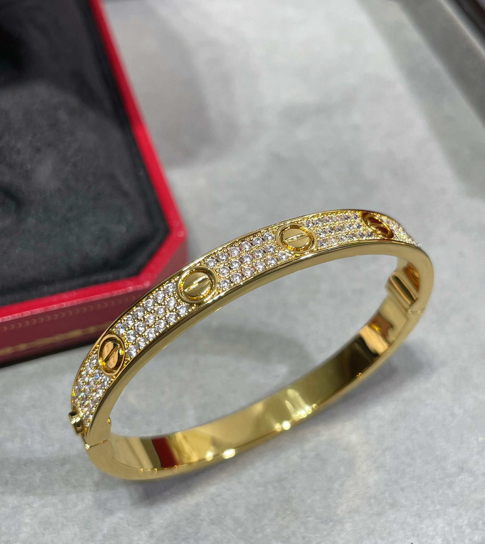 ca*t*er wide Di*m*nd star bracelet