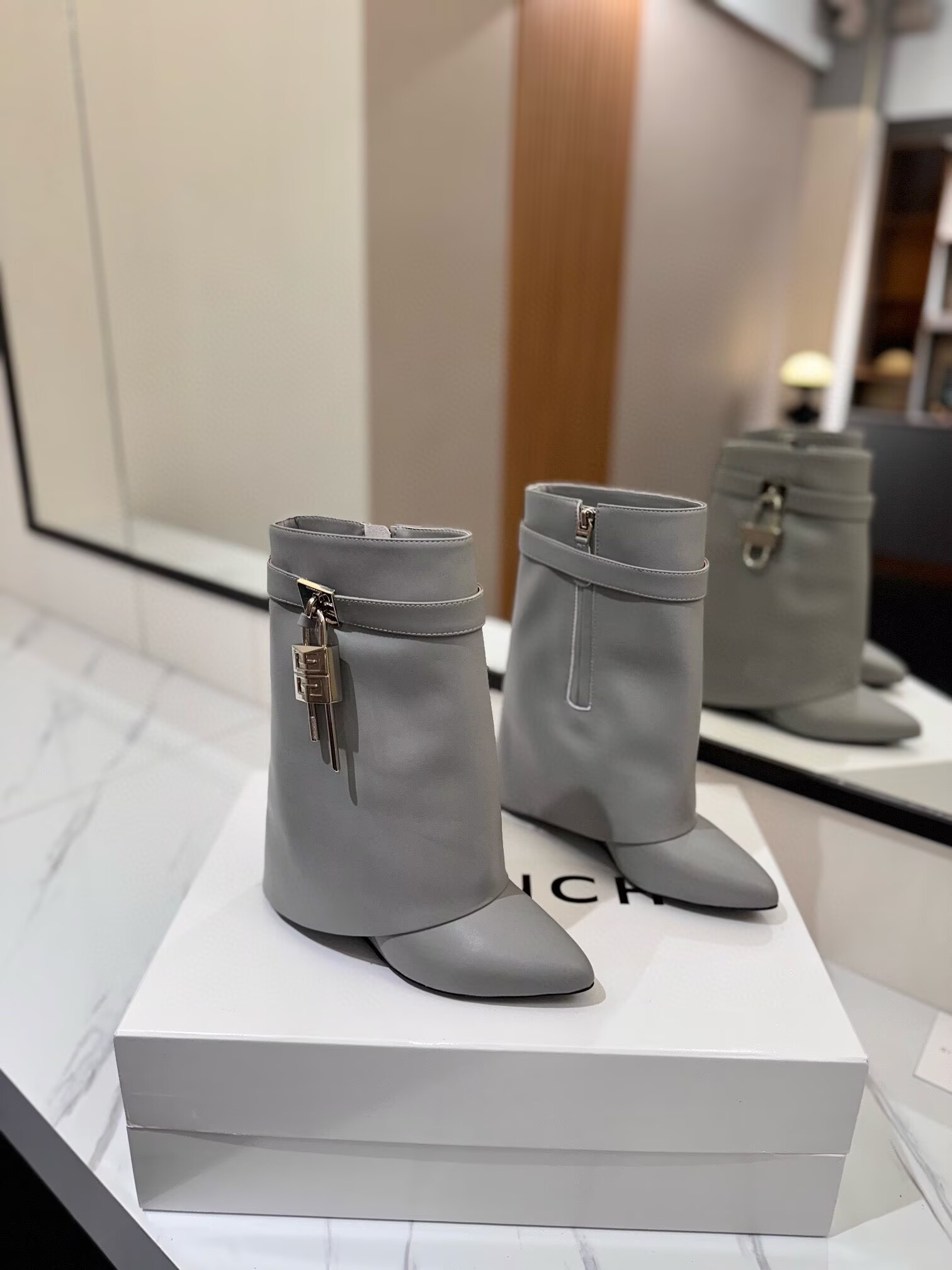 ua G1uenchy boots