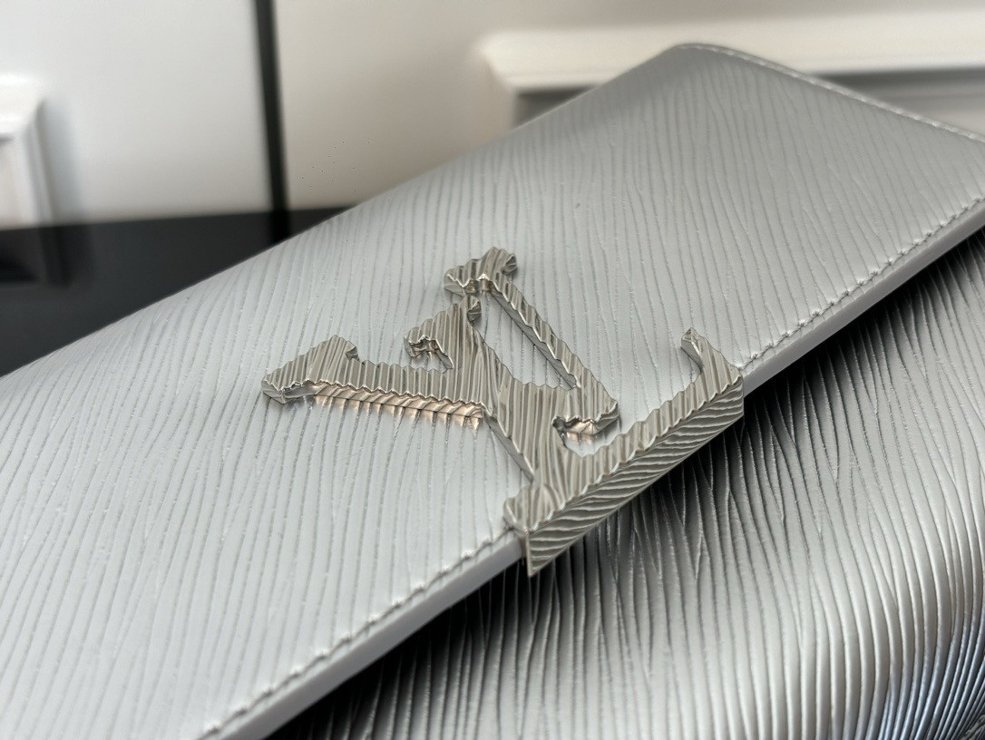 LV  M237  22x14x5cm
