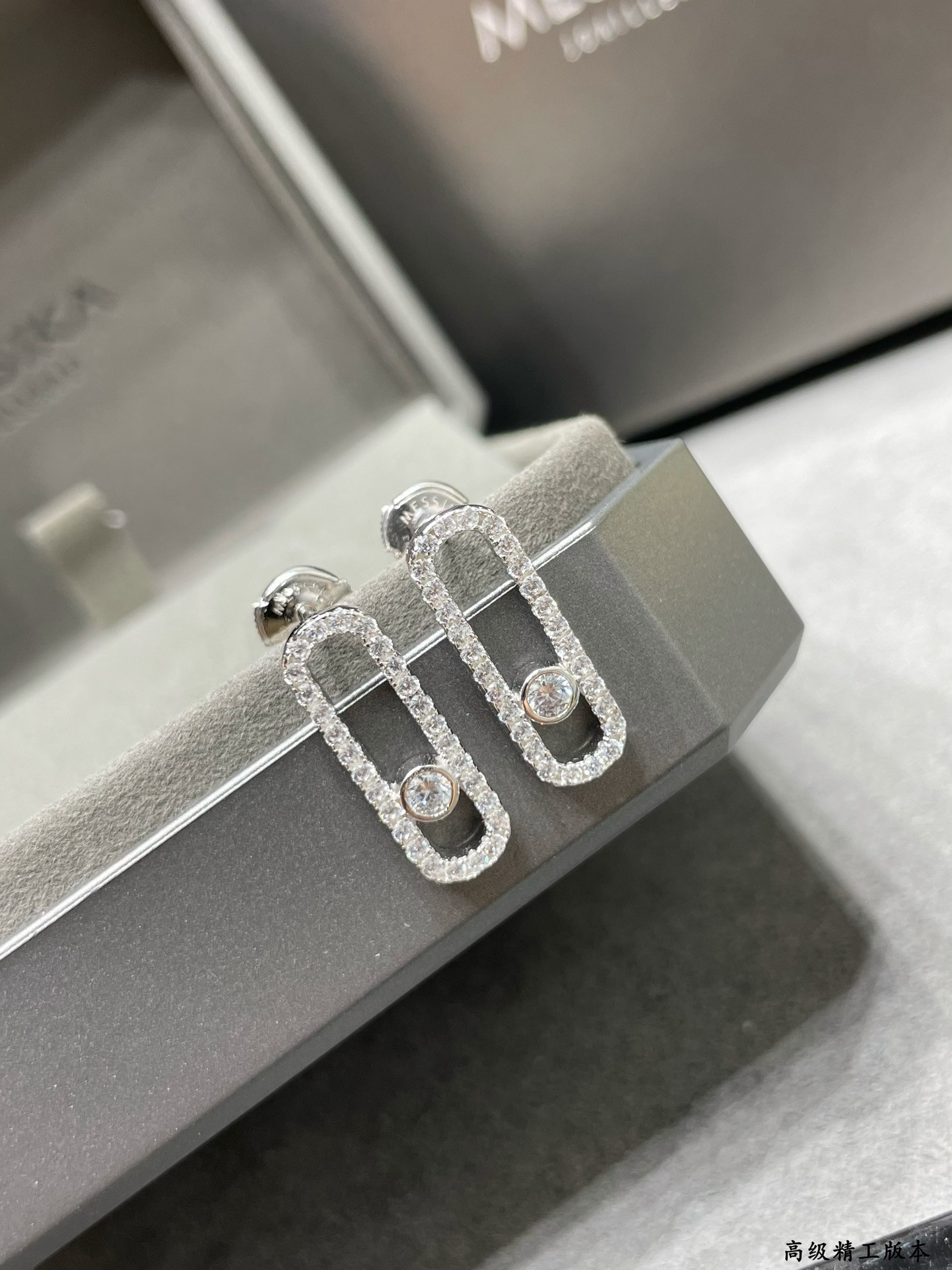 Mes1kaa single di*m*nd stud earrings