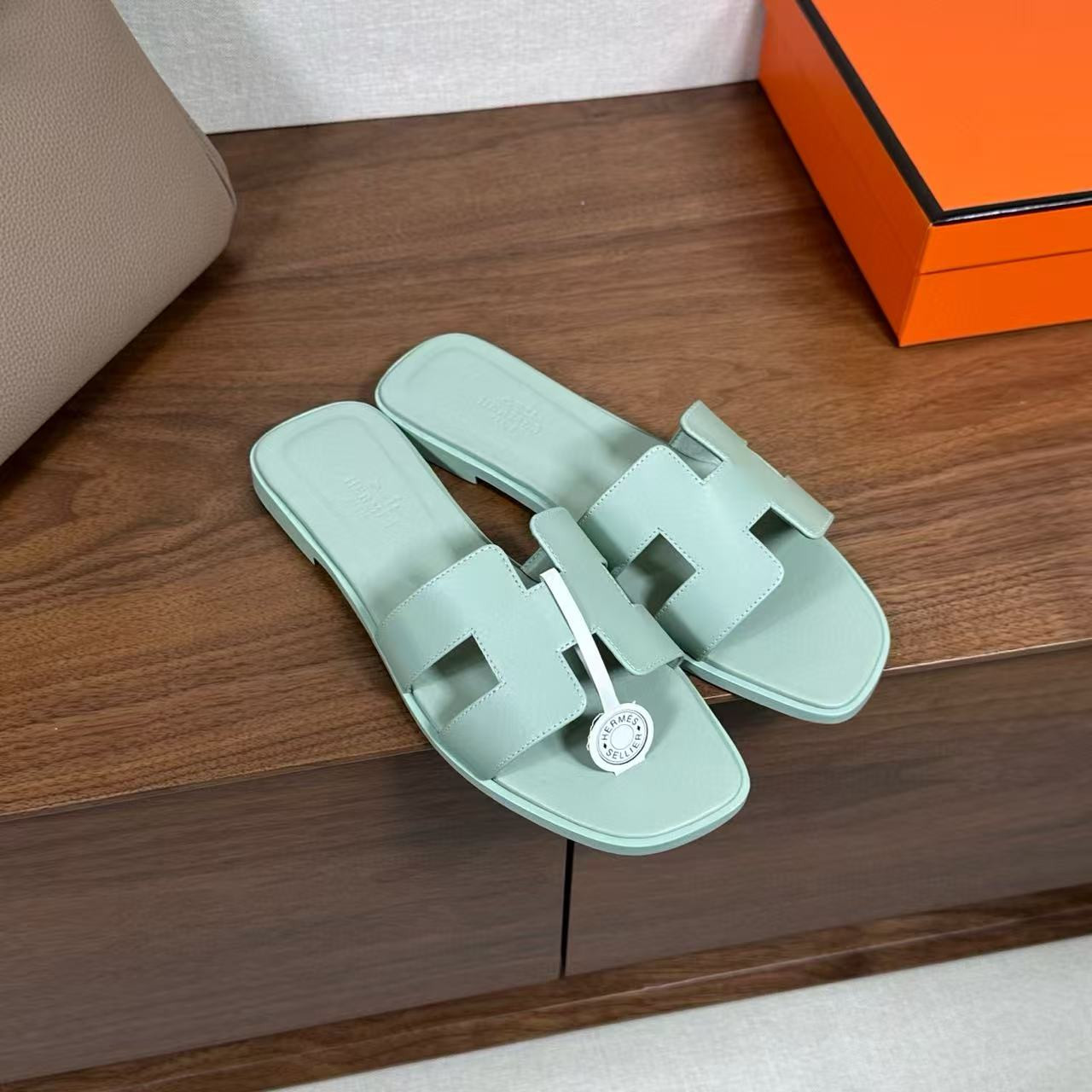 ua H**me5 oran sandal