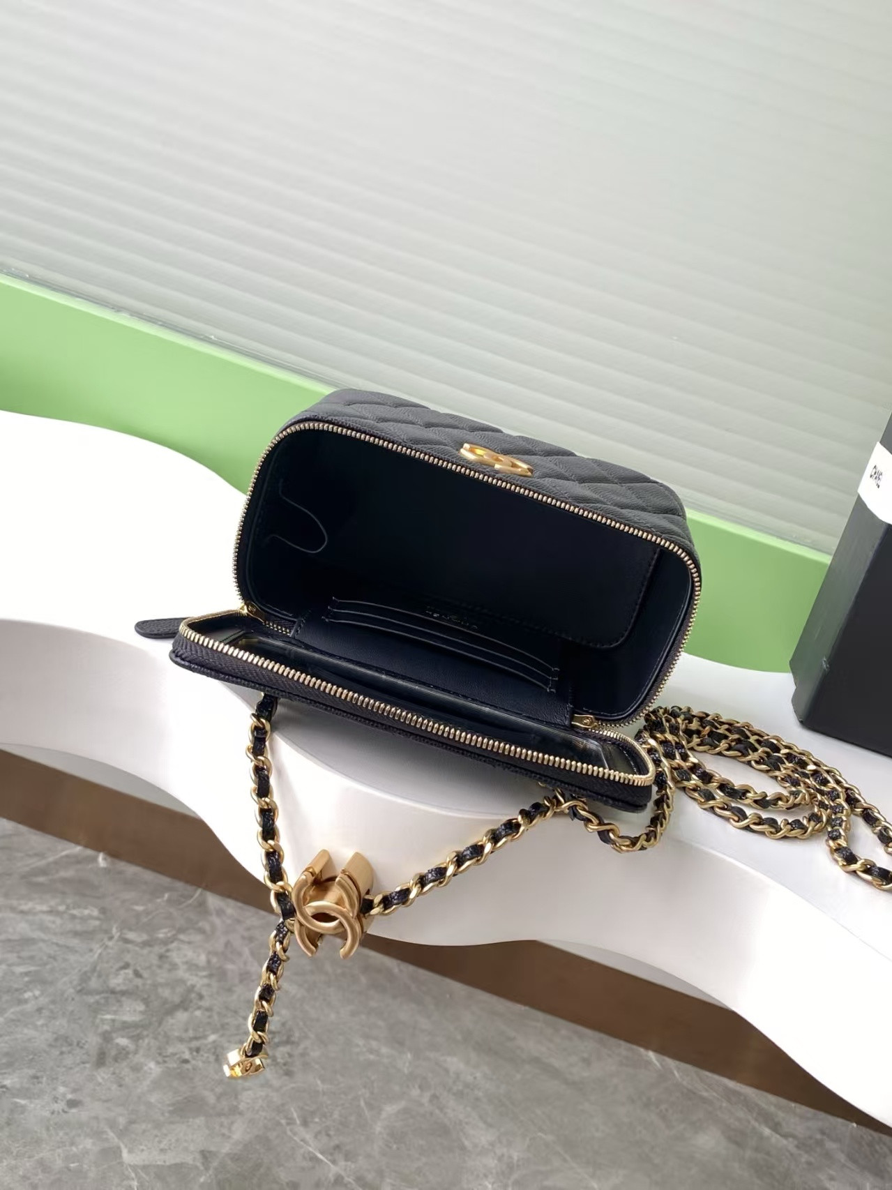 Ch*el vanity with chain 9.5x17x8cm