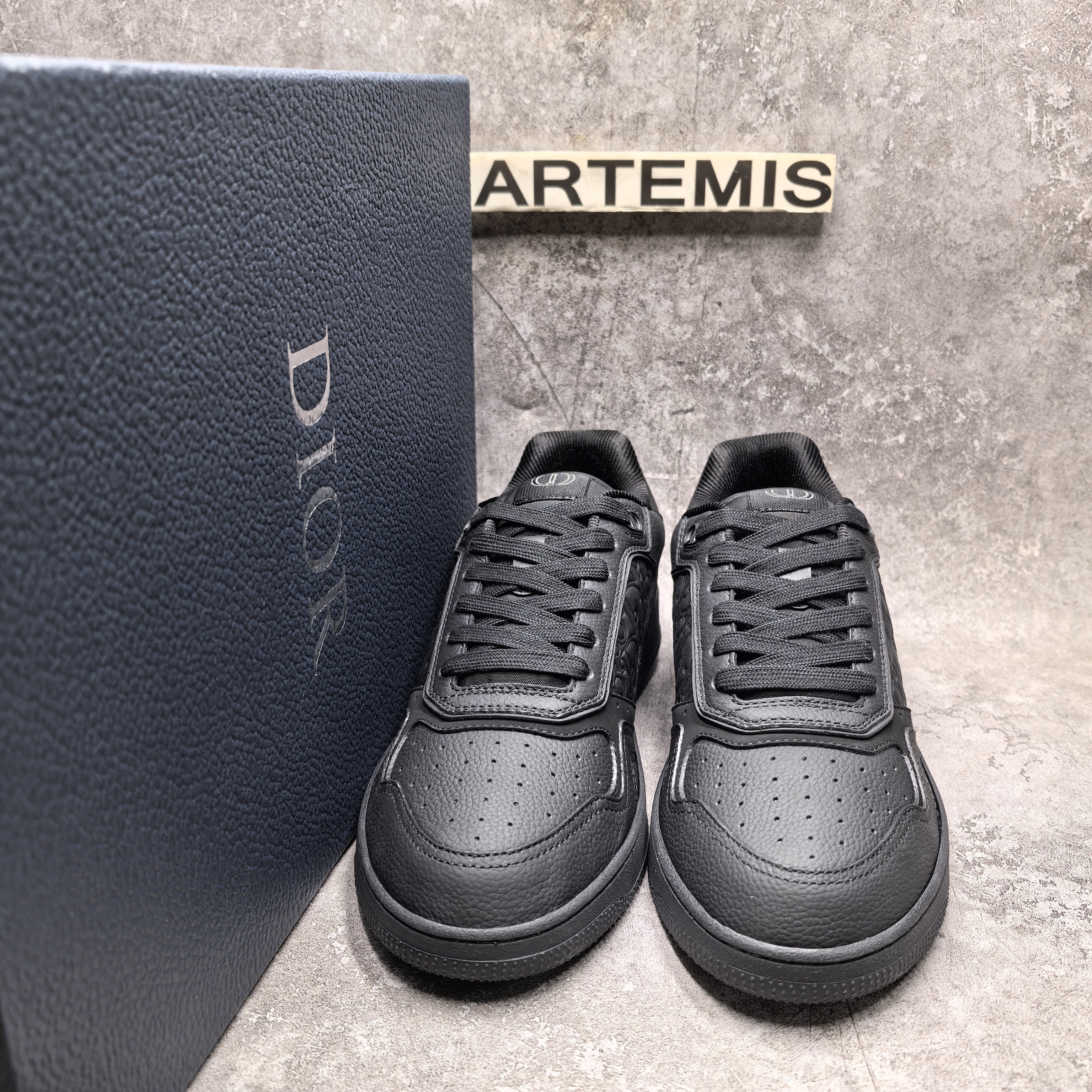 ua D*or sneaker