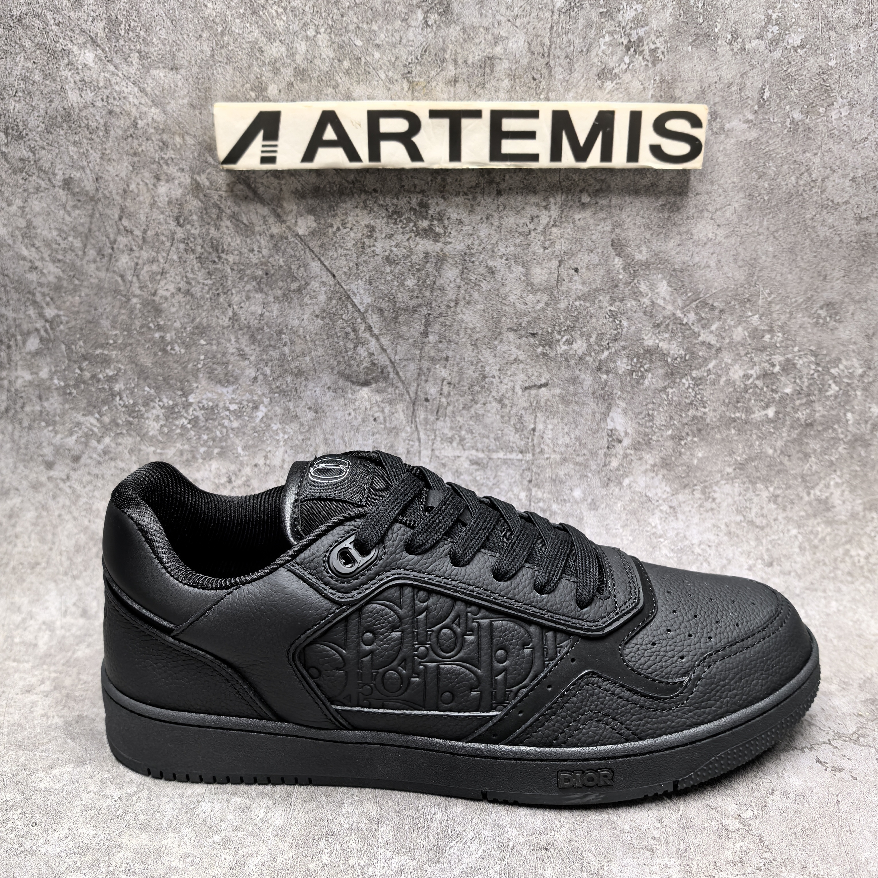 ua D*or sneaker