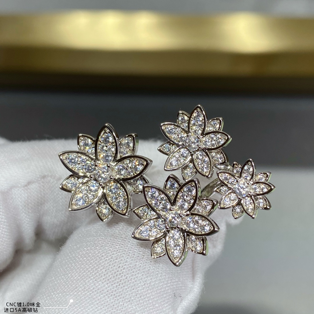 V*N CL*F & arpels lotus ring