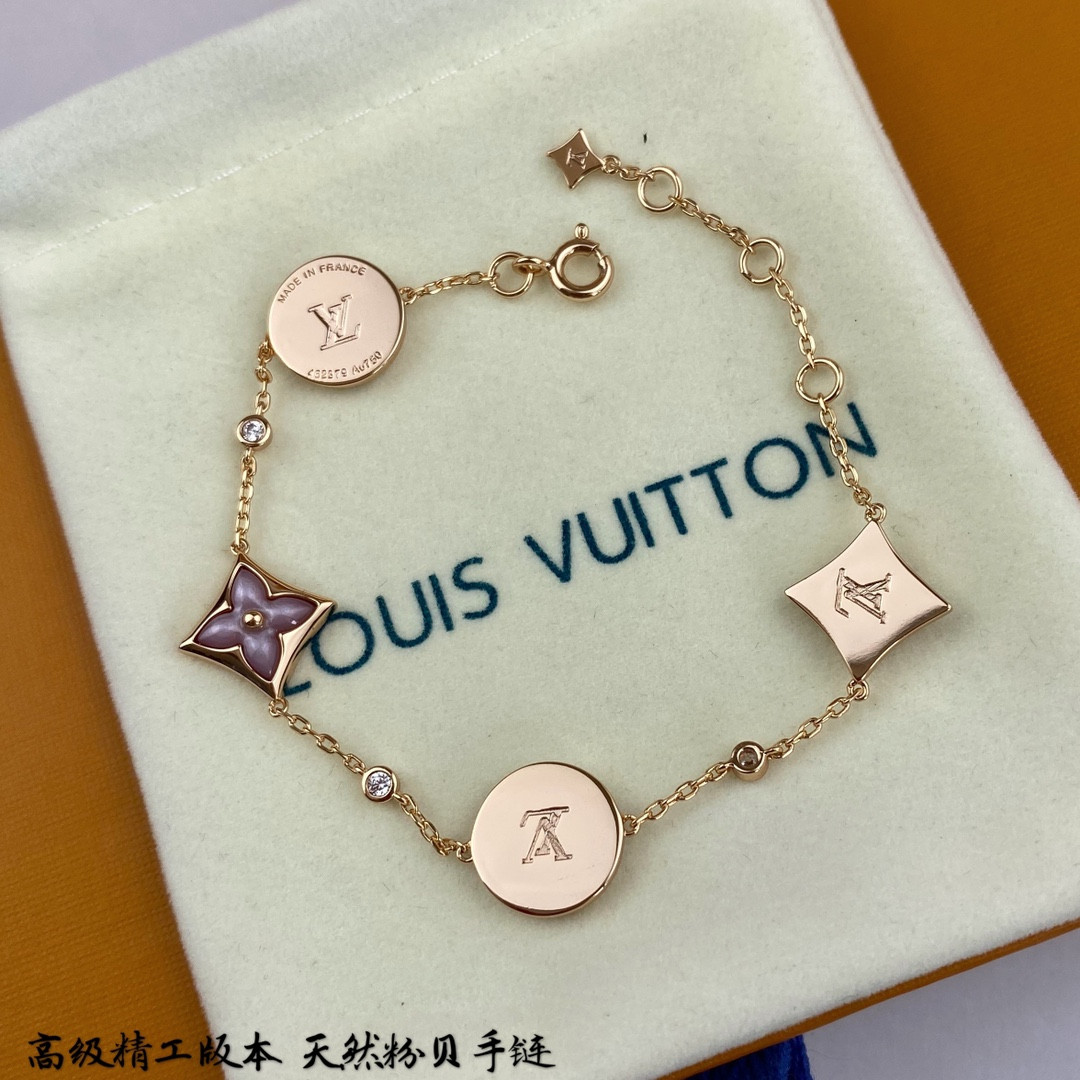 l0*is V*t0n four-flower natural pink shell bracelet