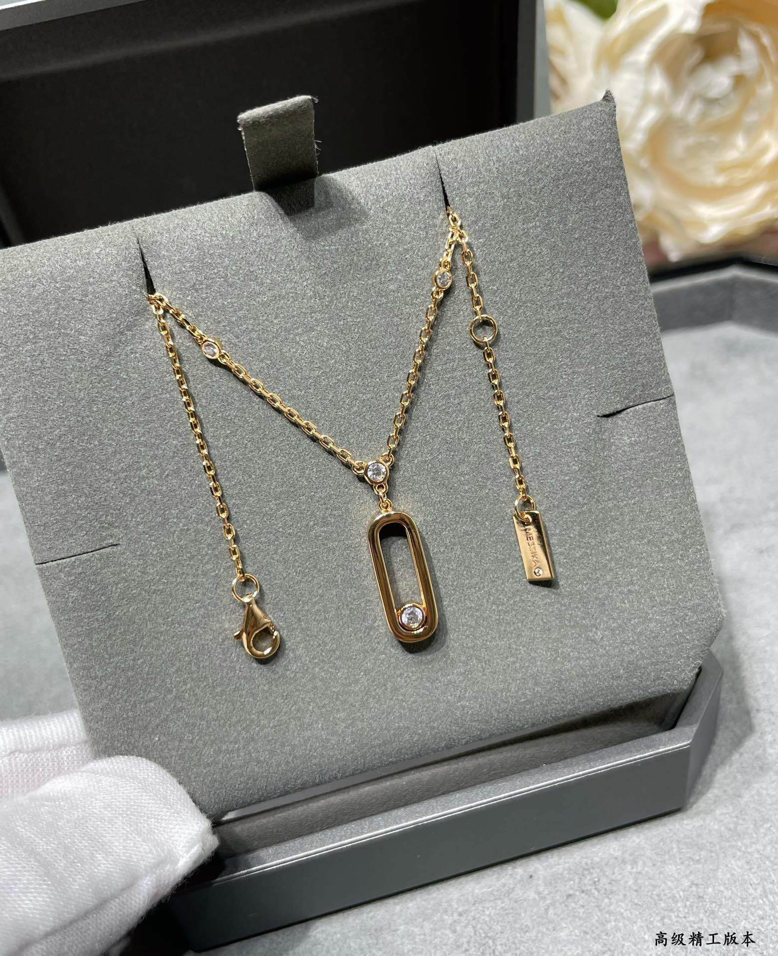 Mes1kaa polished single di*m*nd moving necklace