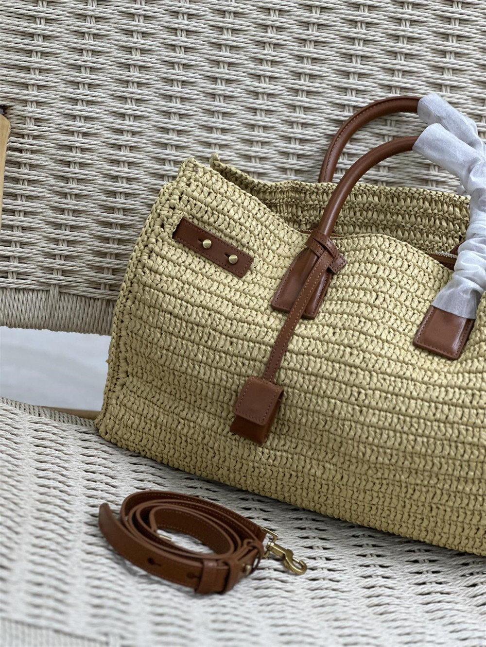 y*l sac de jour medium s*pple in raffia and vegetable-tanned leather naturel and bR1ck