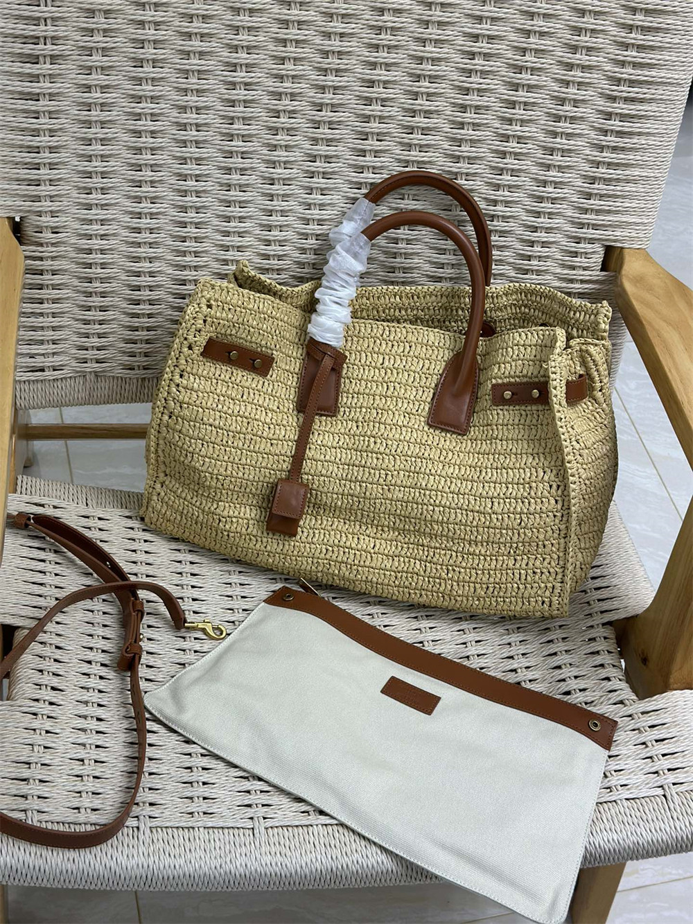 y*l sac de jour medium s*pple in raffia and vegetable-tanned leather naturel and bR1ck