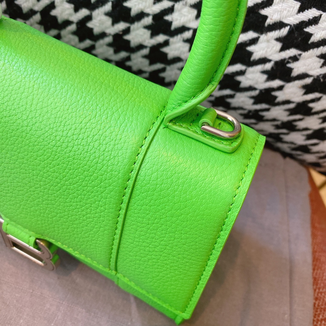 Ba*len*cia*ga women