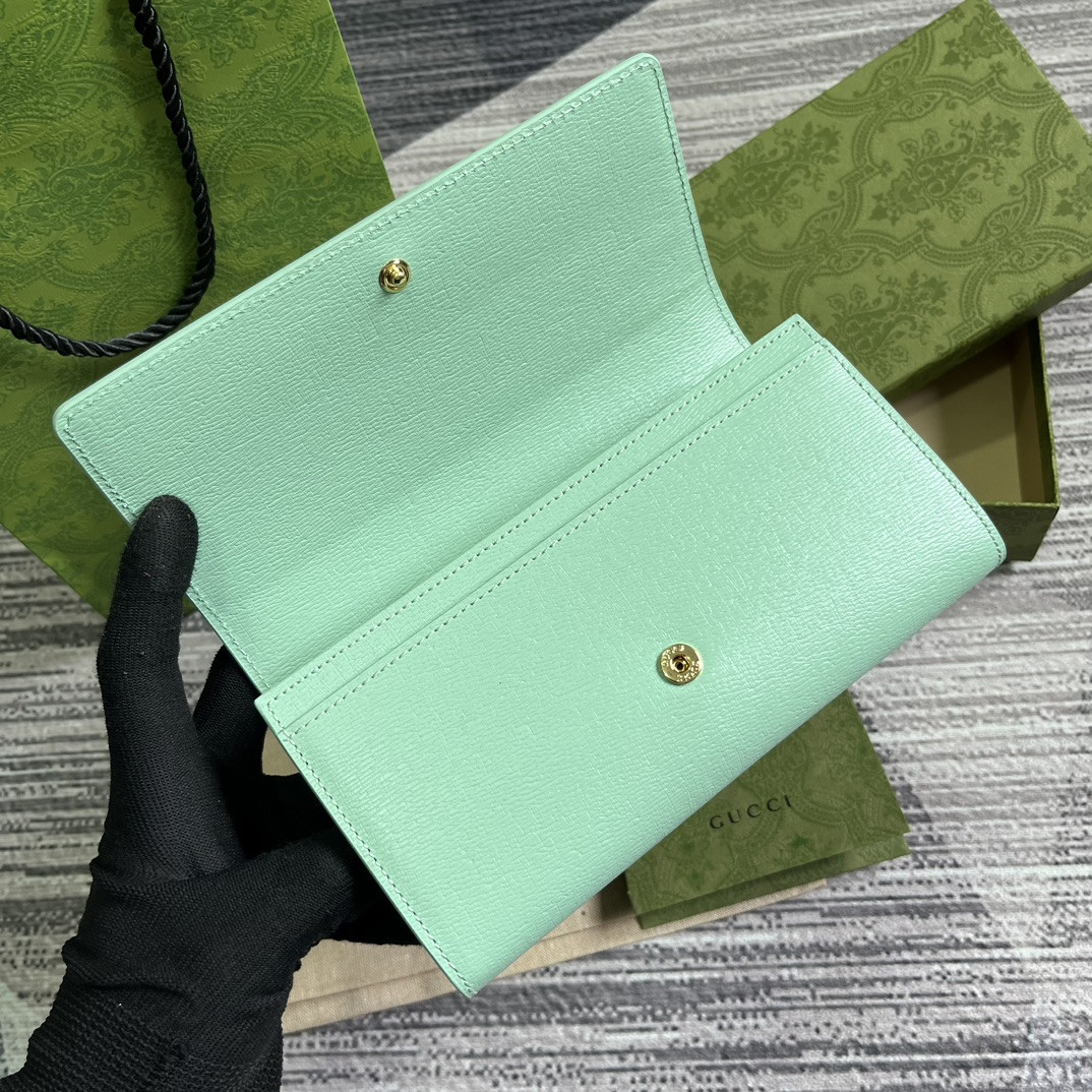 continental wallet with G*u*i script green 7.5"w x 4"h x 1.4"d