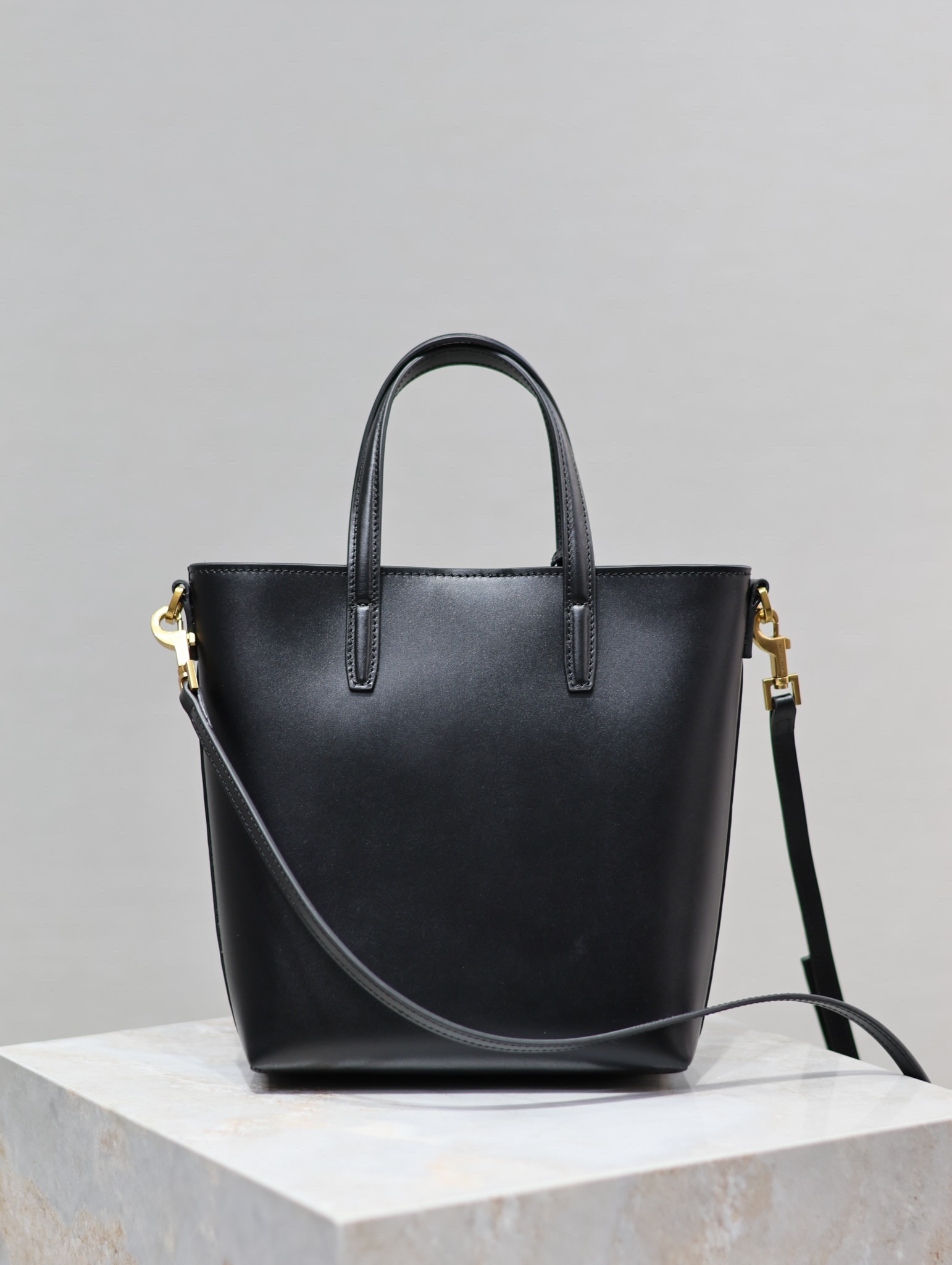 y*l Sa**t Lau*nt paris mini toy shopping in smooth leather black 7.1 x 6.7 x 3.1 inches