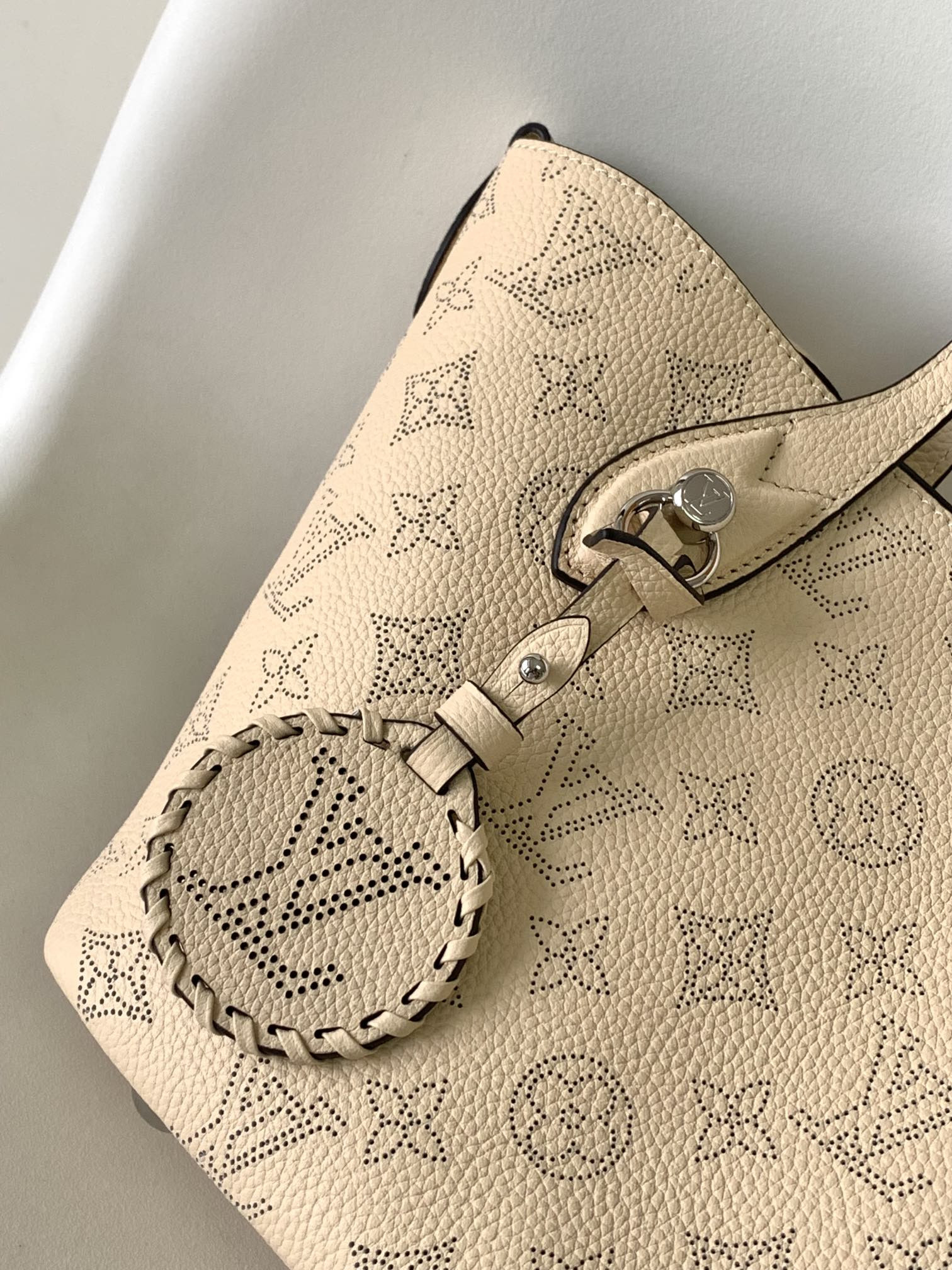 LV  Blossom M21909 20.0 x 20.0 x 12.5 CM