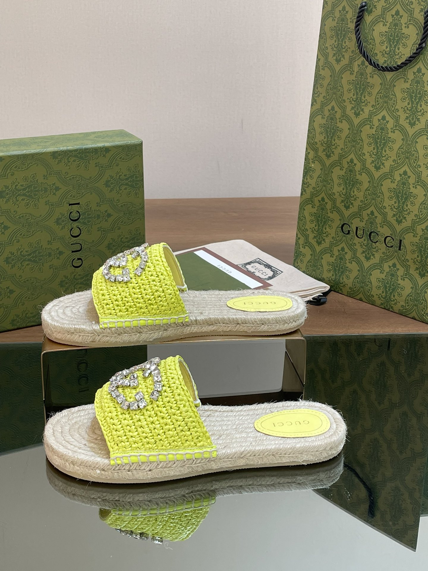 ua G*u*i women