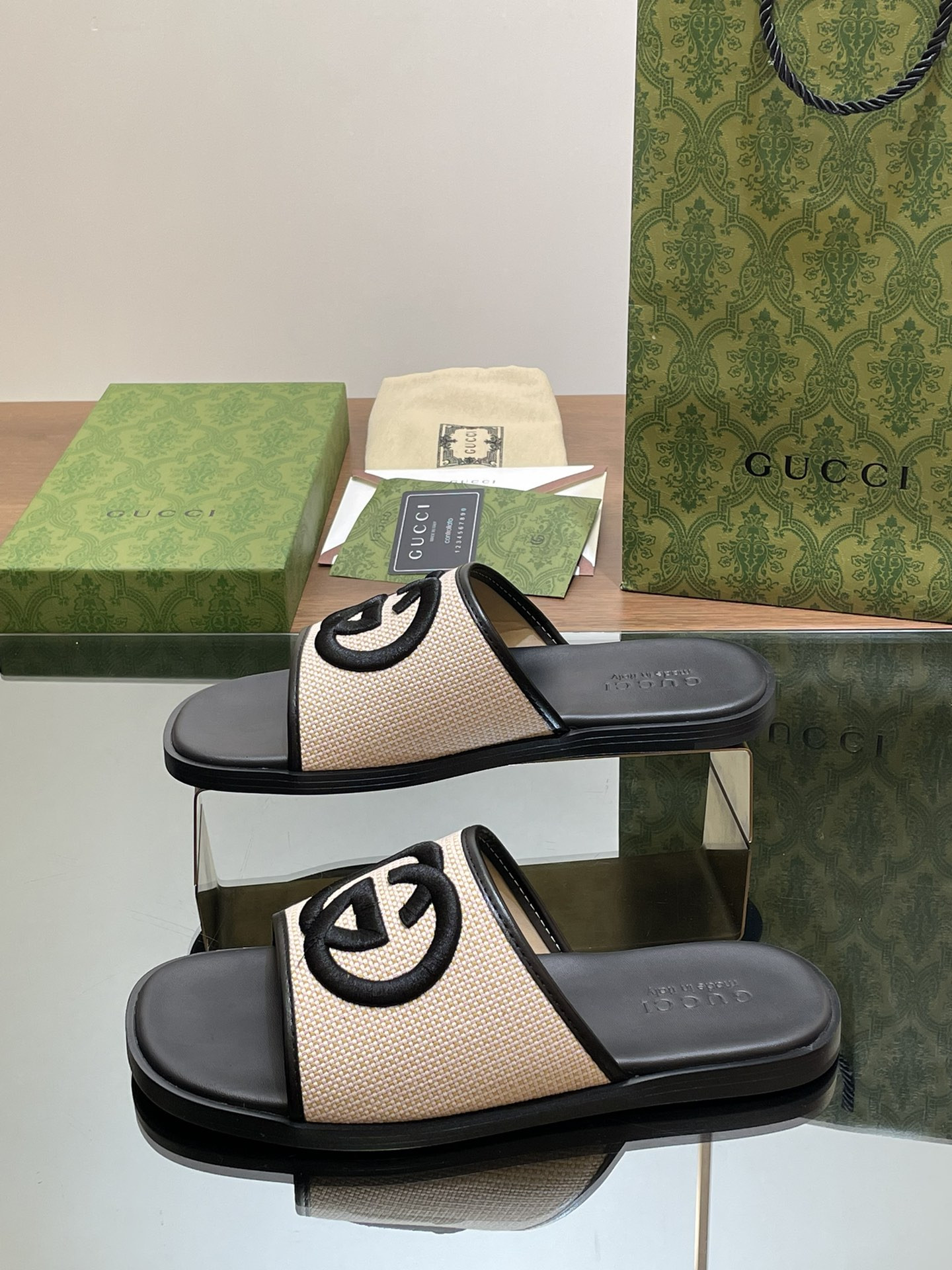 ua G*u*i interlocking g slide sandal