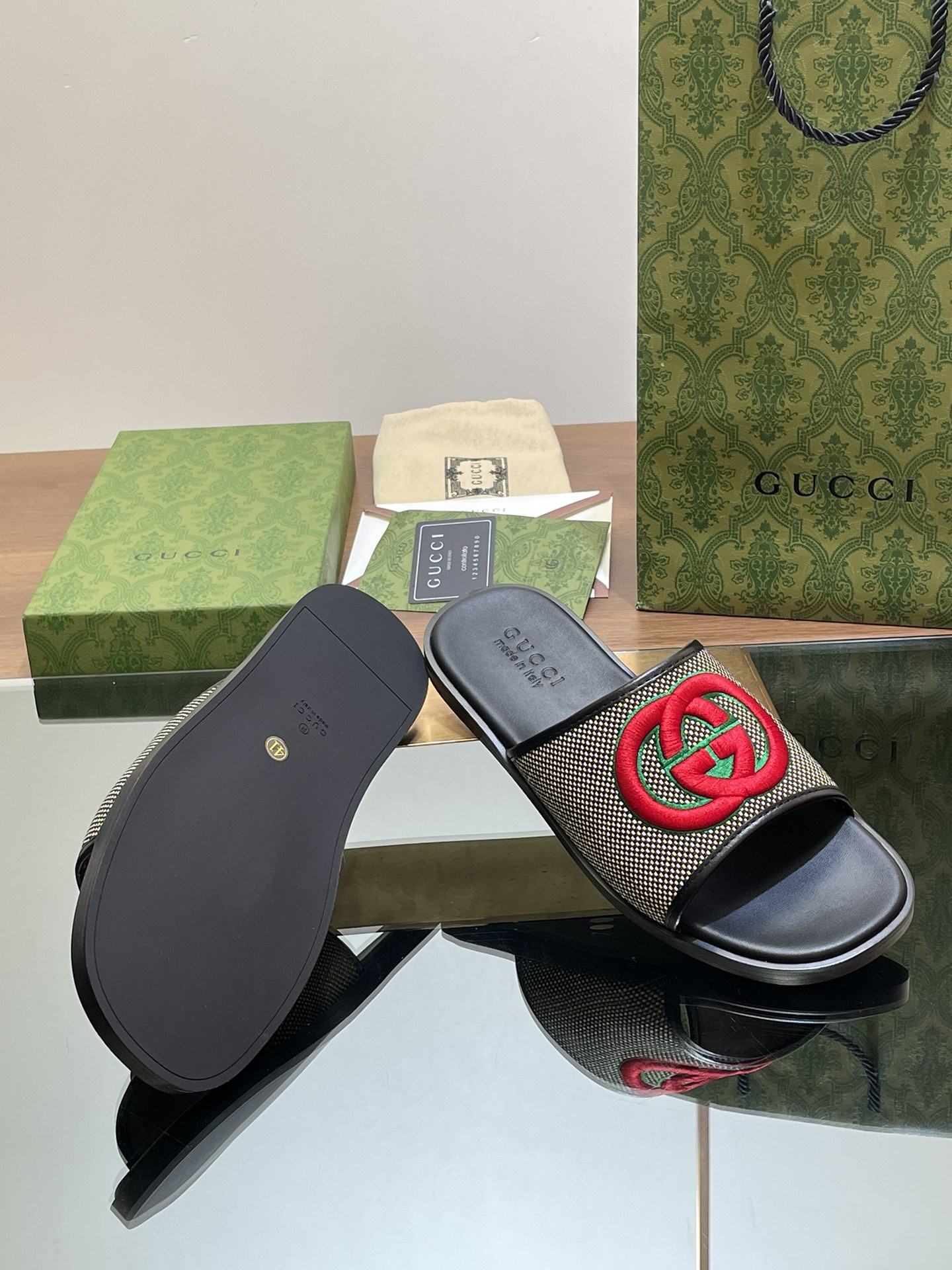 ua G*u*i interlocking g slide sandal