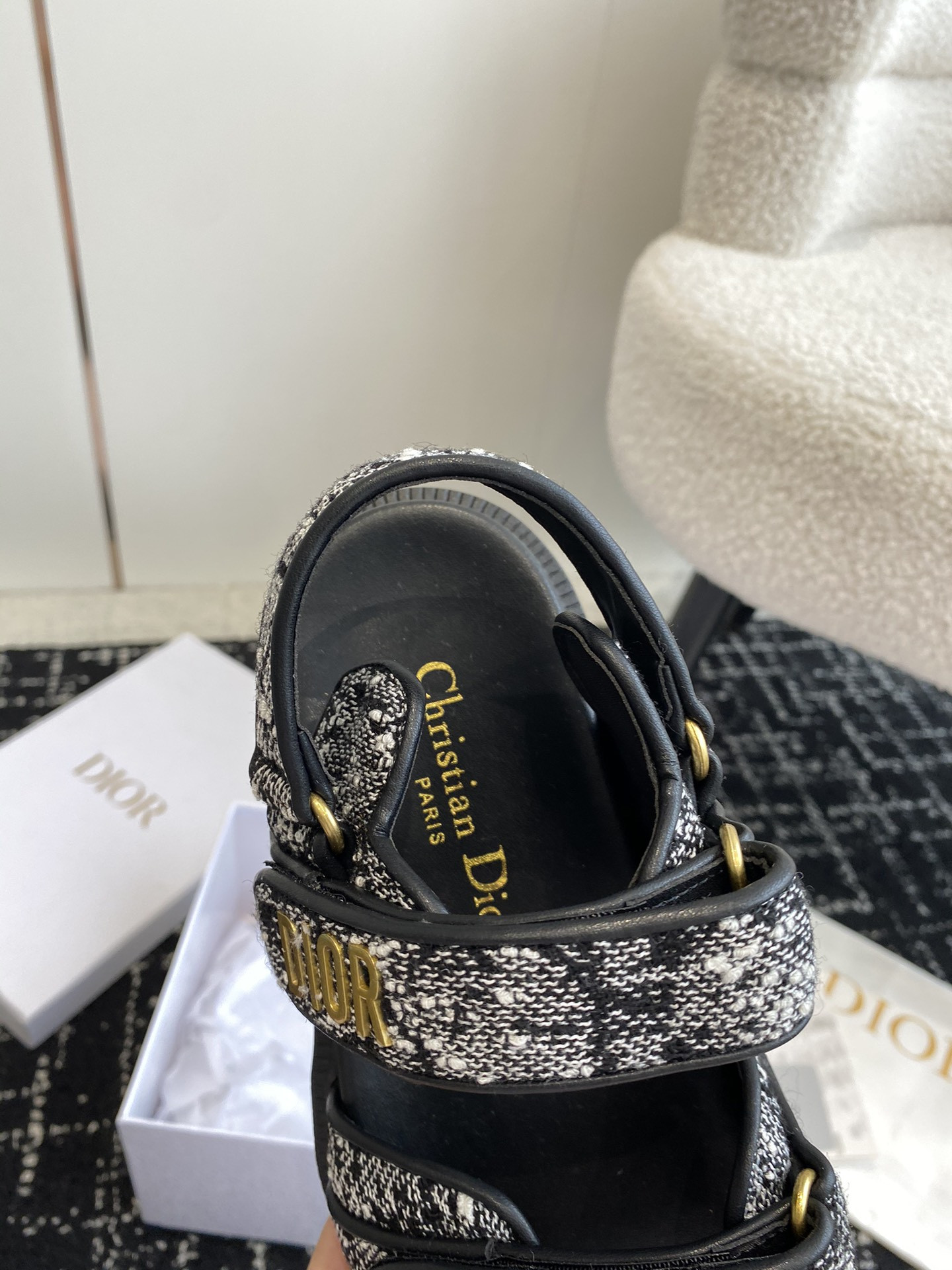 ua D*oract sandal