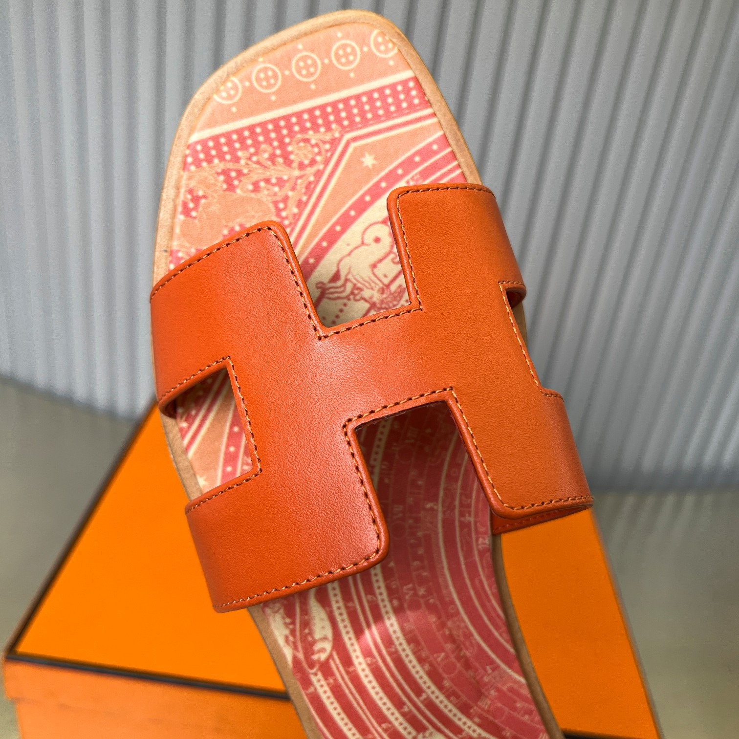 ua H**me5 oran sandal