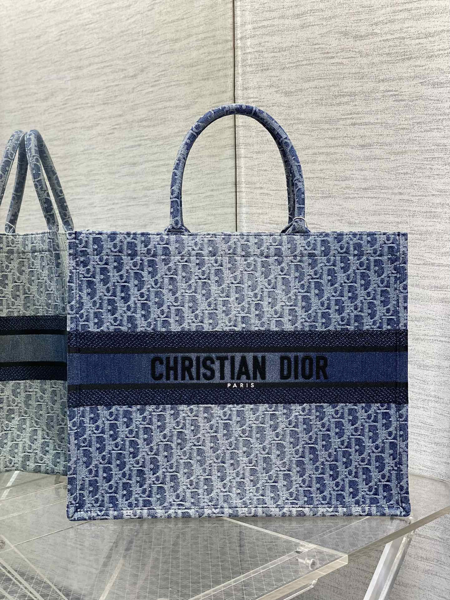 large d*or book tote blue De*1m d*or oblique jacquard 42 x 35 x 18.5 cm