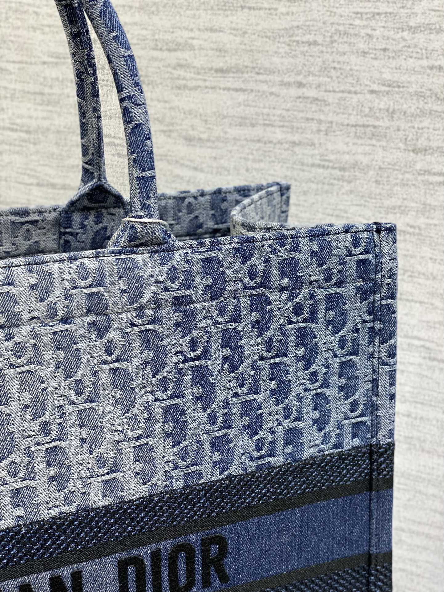 large d*or book tote blue De*1m d*or oblique jacquard 42 x 35 x 18.5 cm