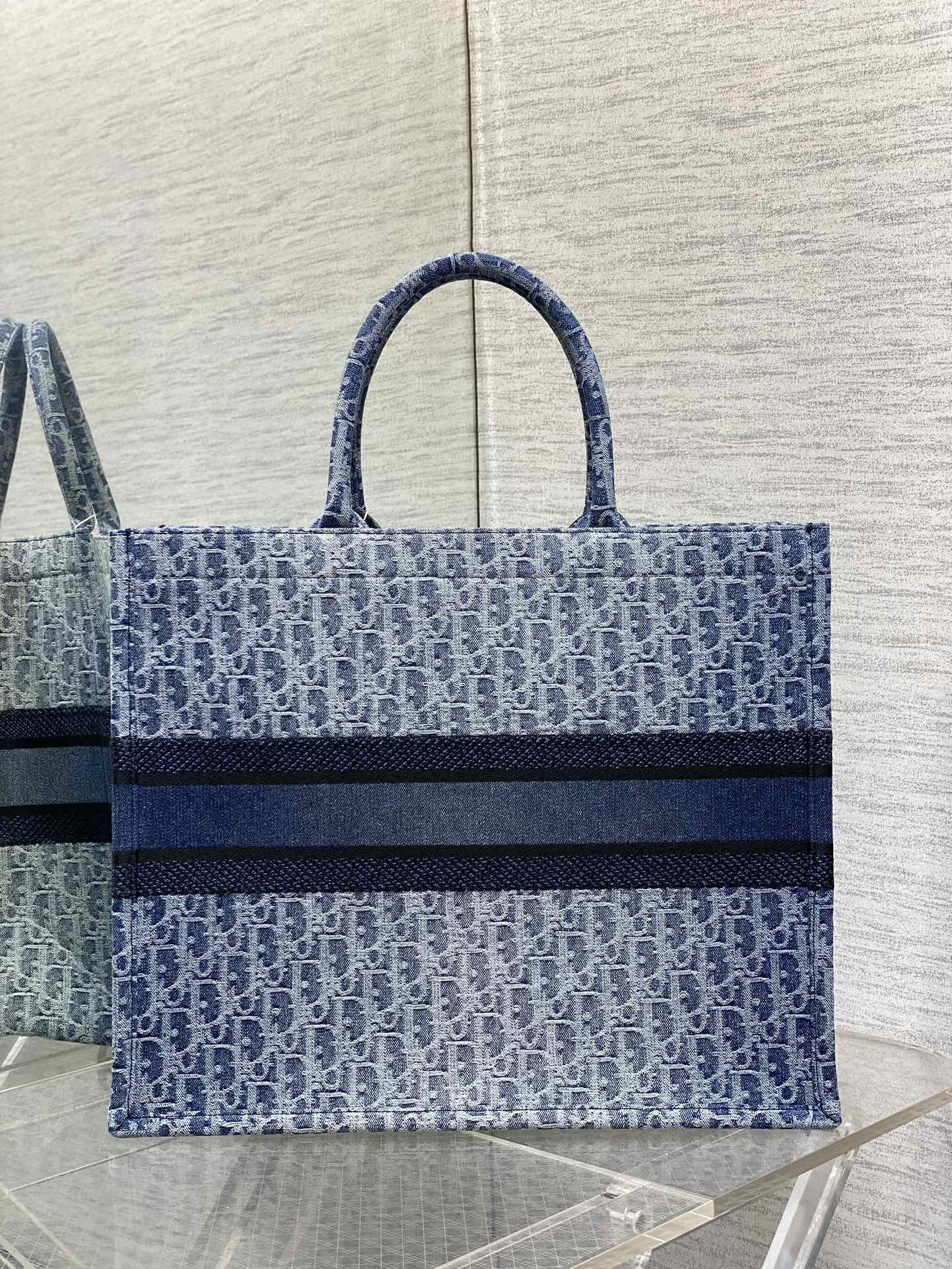 large d*or book tote blue De*1m d*or oblique jacquard 42 x 35 x 18.5 cm