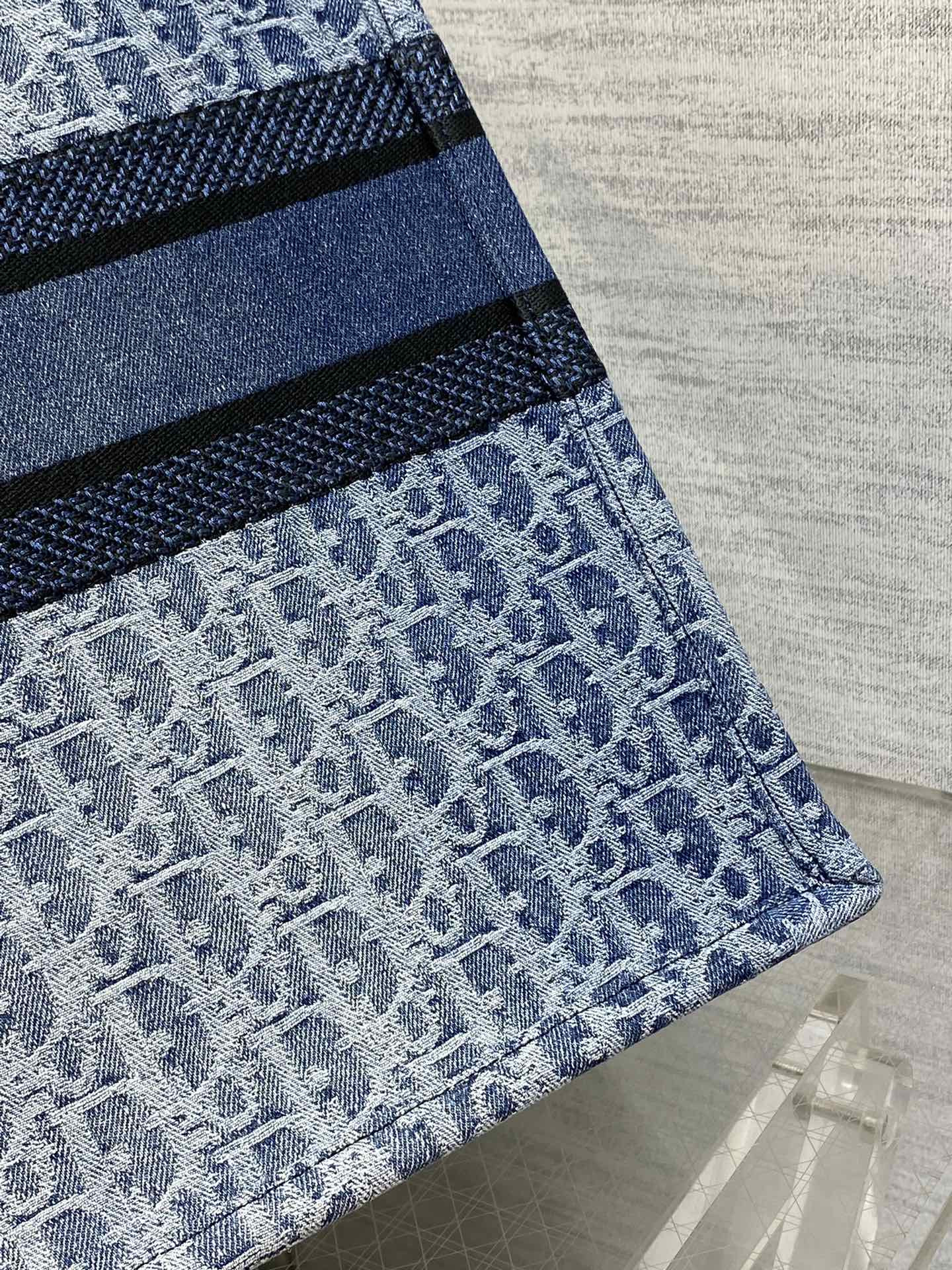 large d*or book tote blue De*1m d*or oblique jacquard 42 x 35 x 18.5 cm