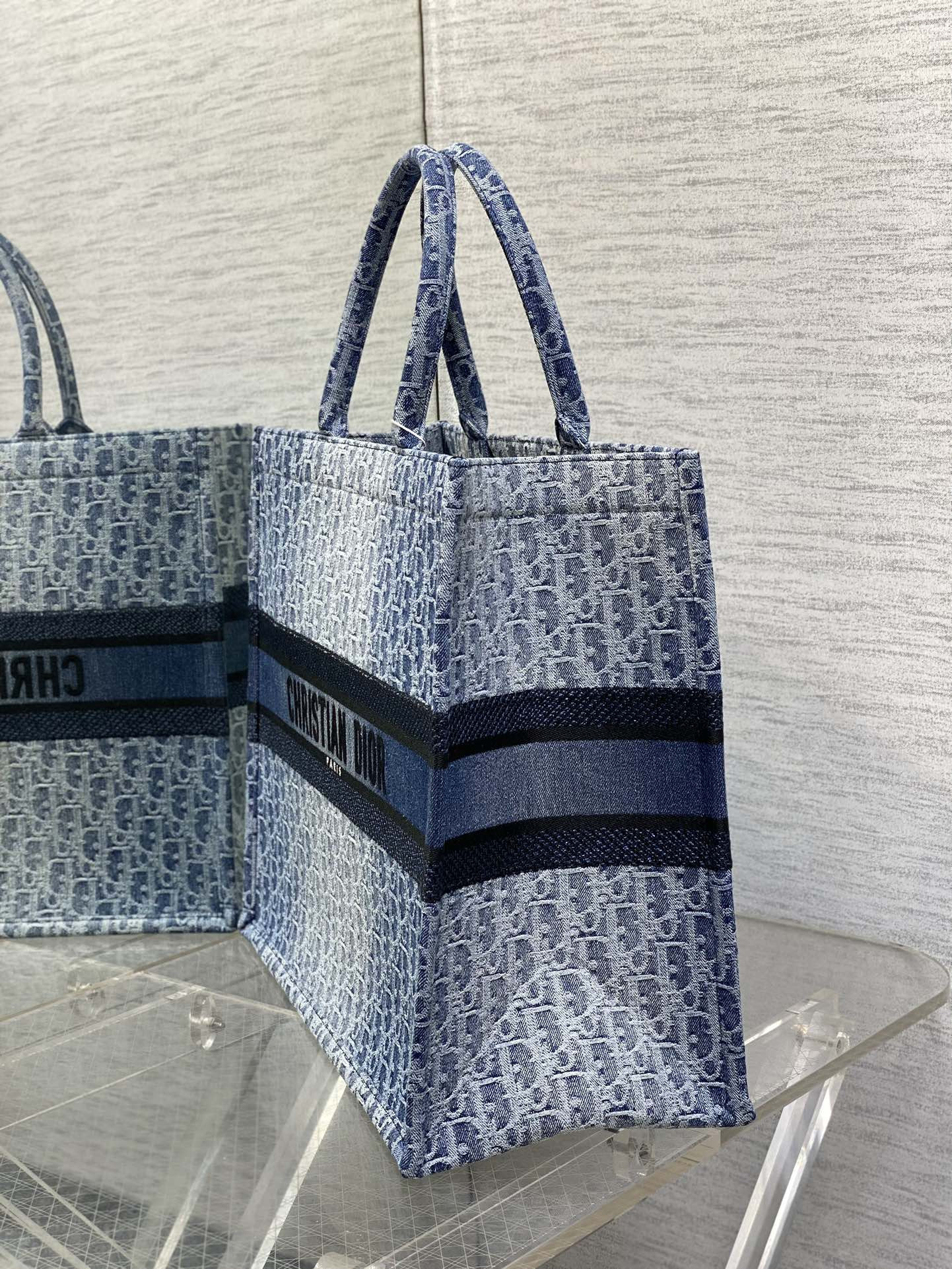 large d*or book tote blue De*1m d*or oblique jacquard 42 x 35 x 18.5 cm