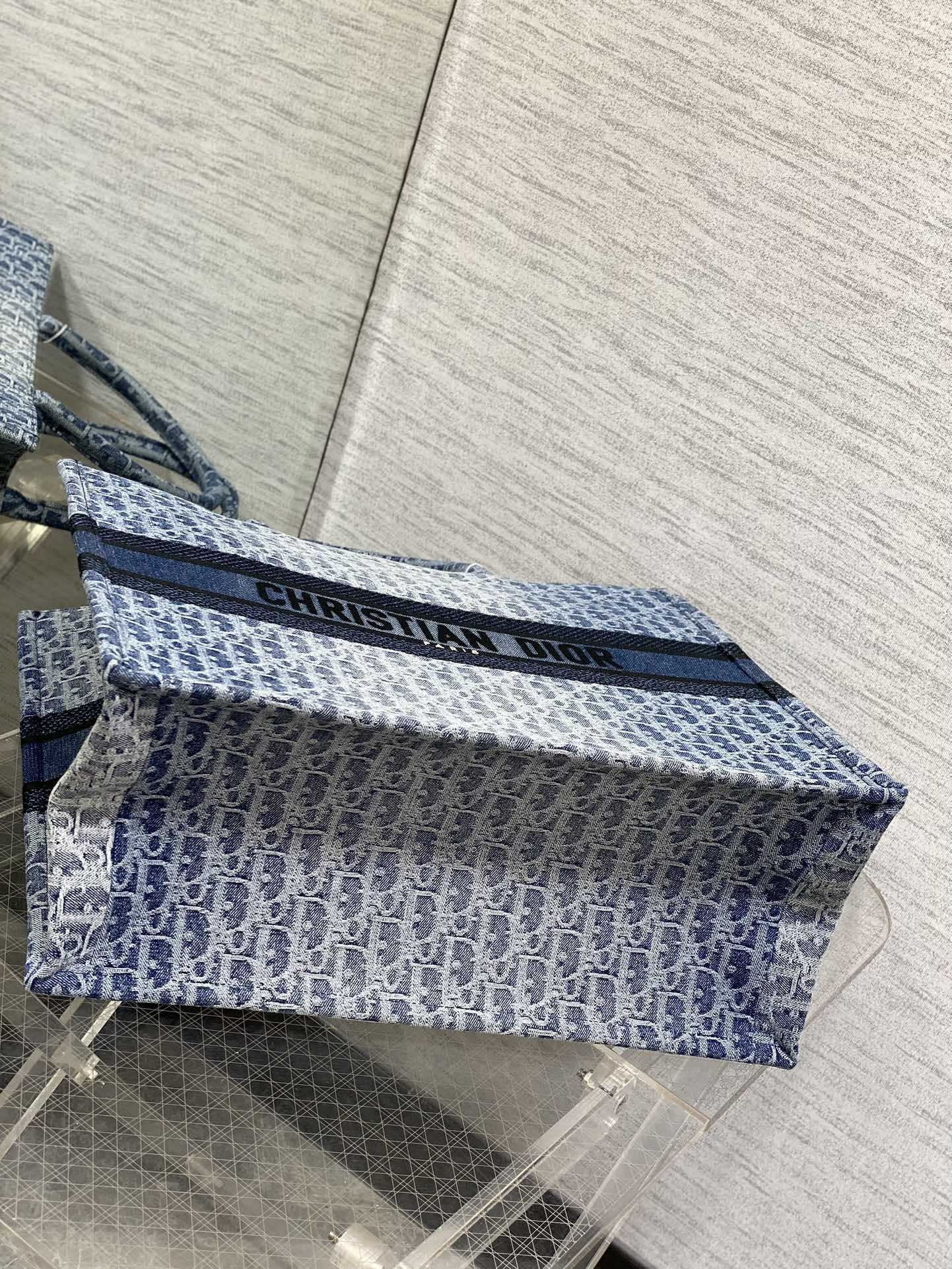 large d*or book tote blue De*1m d*or oblique jacquard 42 x 35 x 18.5 cm