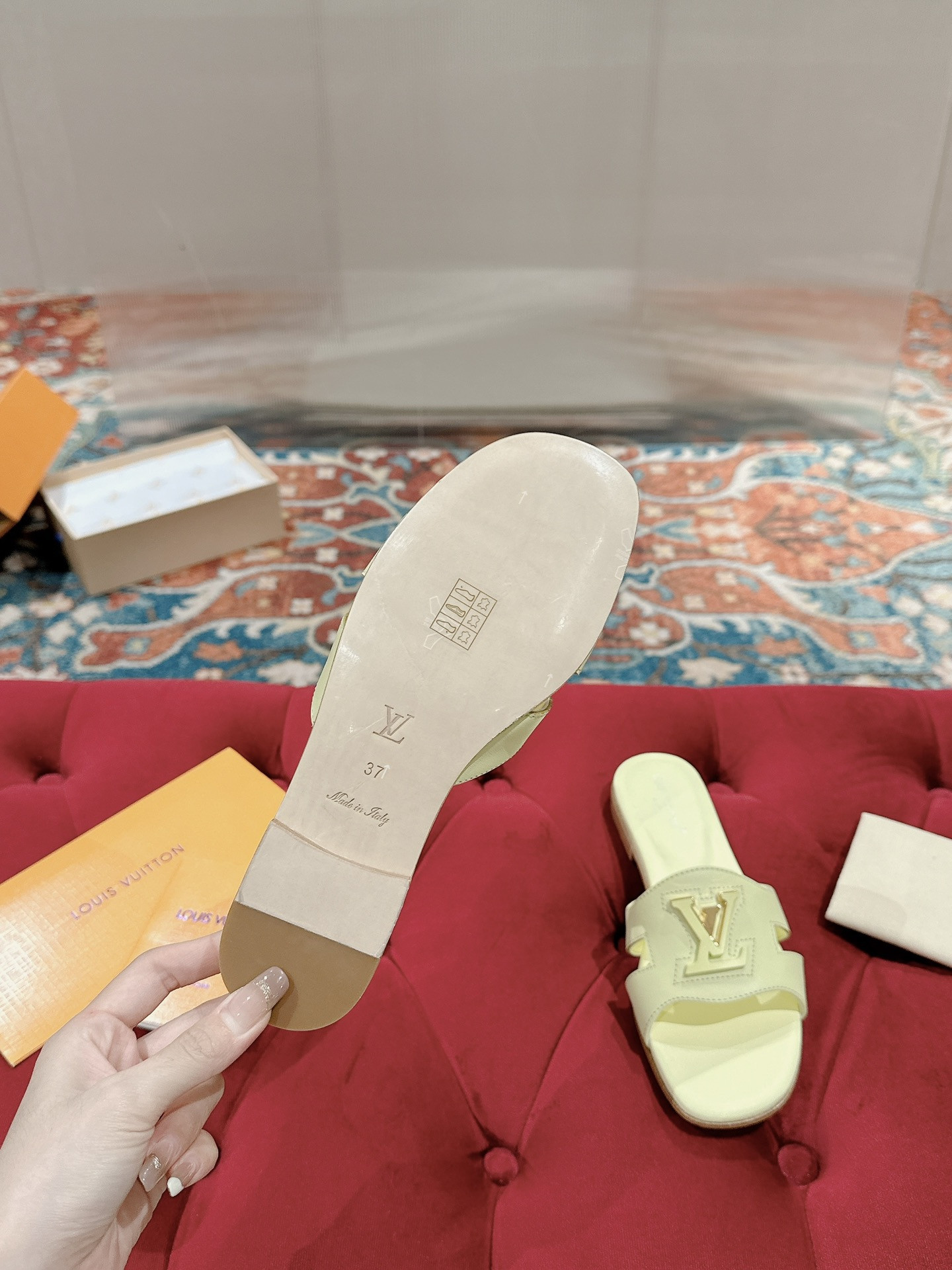UA LV Flat Mule