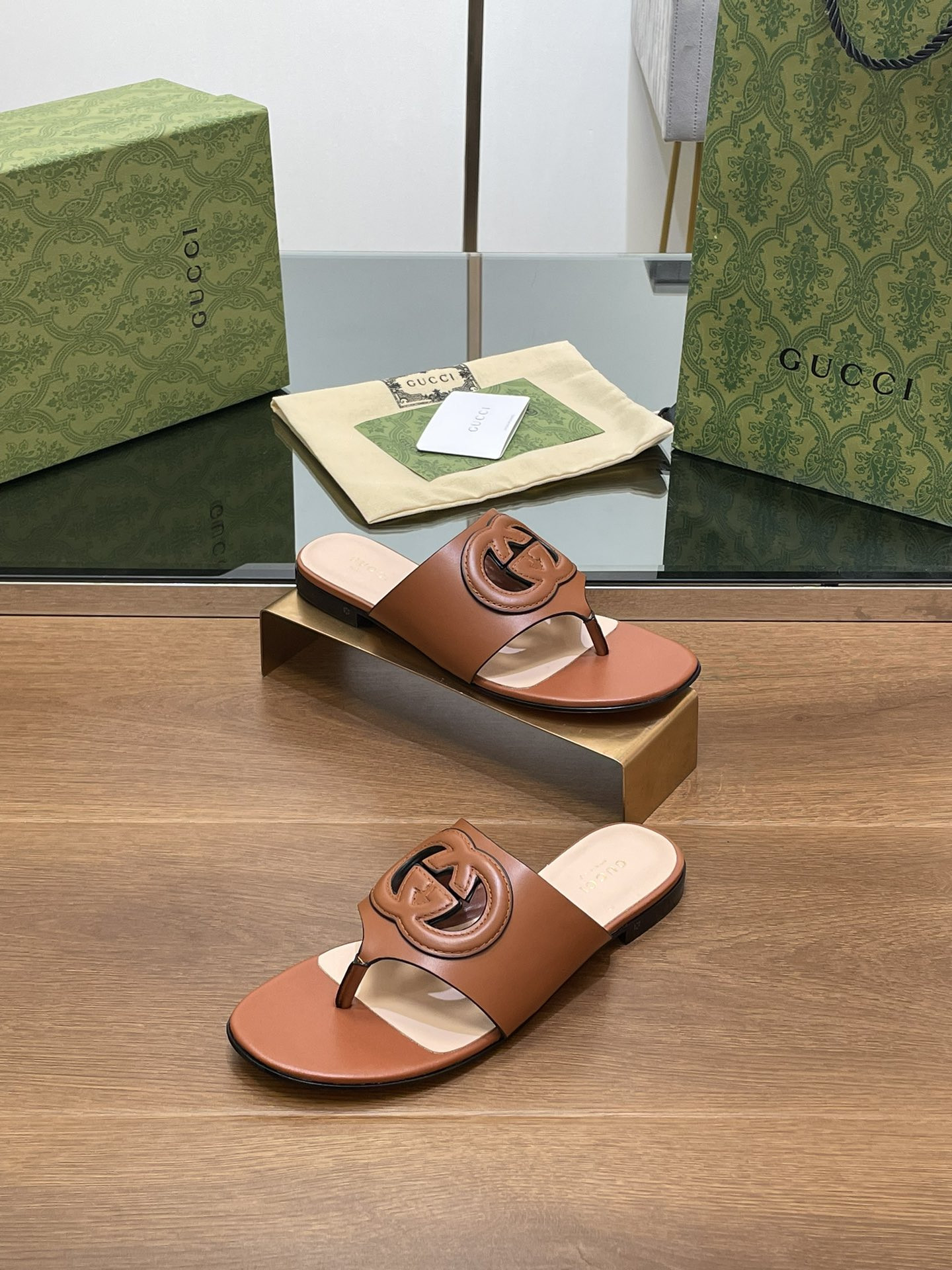 ua G*u*i women