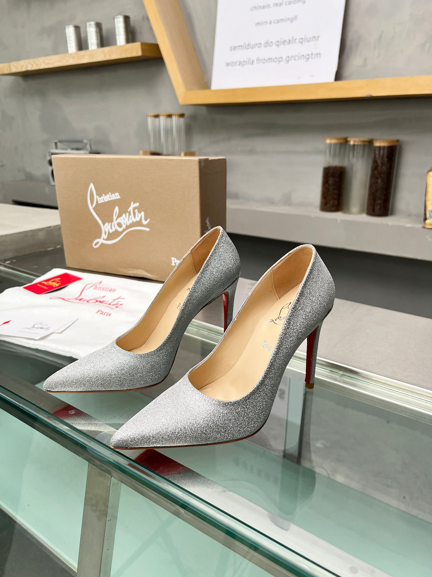 ua ch**an louboutin cl red-botT0m shoes