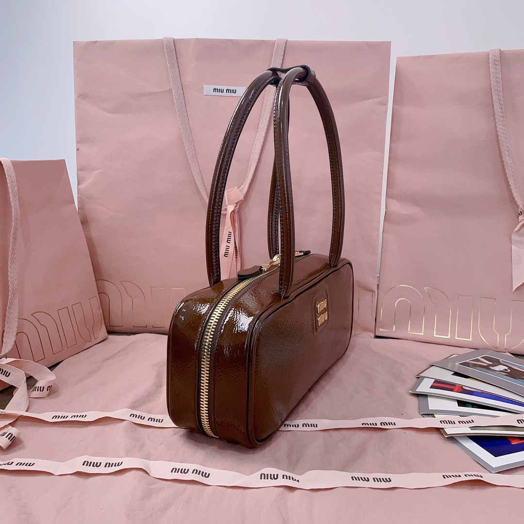M1v M1v beau naplak patent leather bag 12x27x8cm