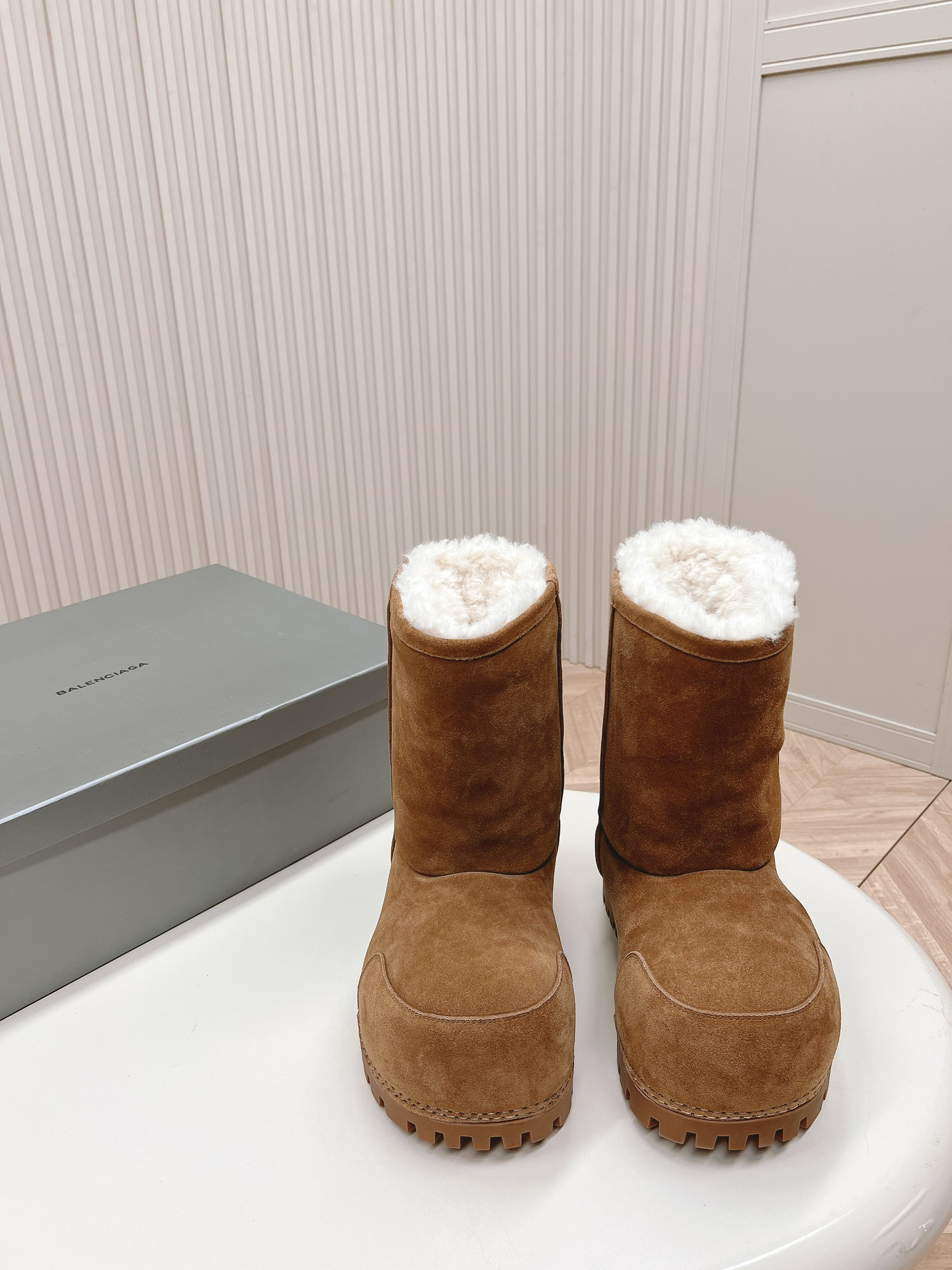 ua Ba*len*cia*ga snow boot