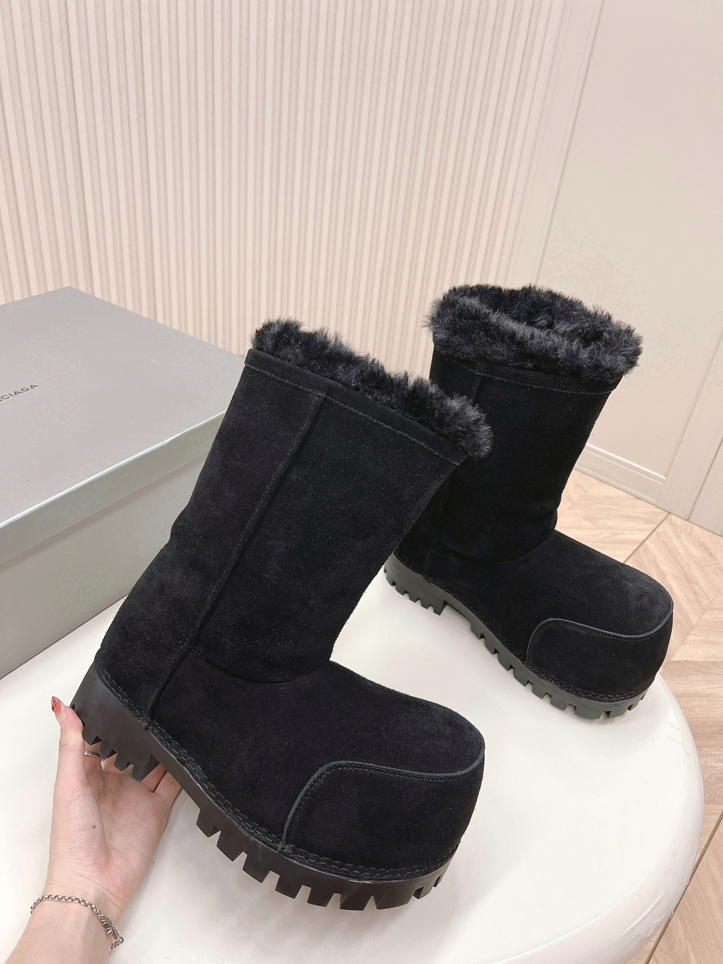 ua Ba*len*cia*ga snow boot