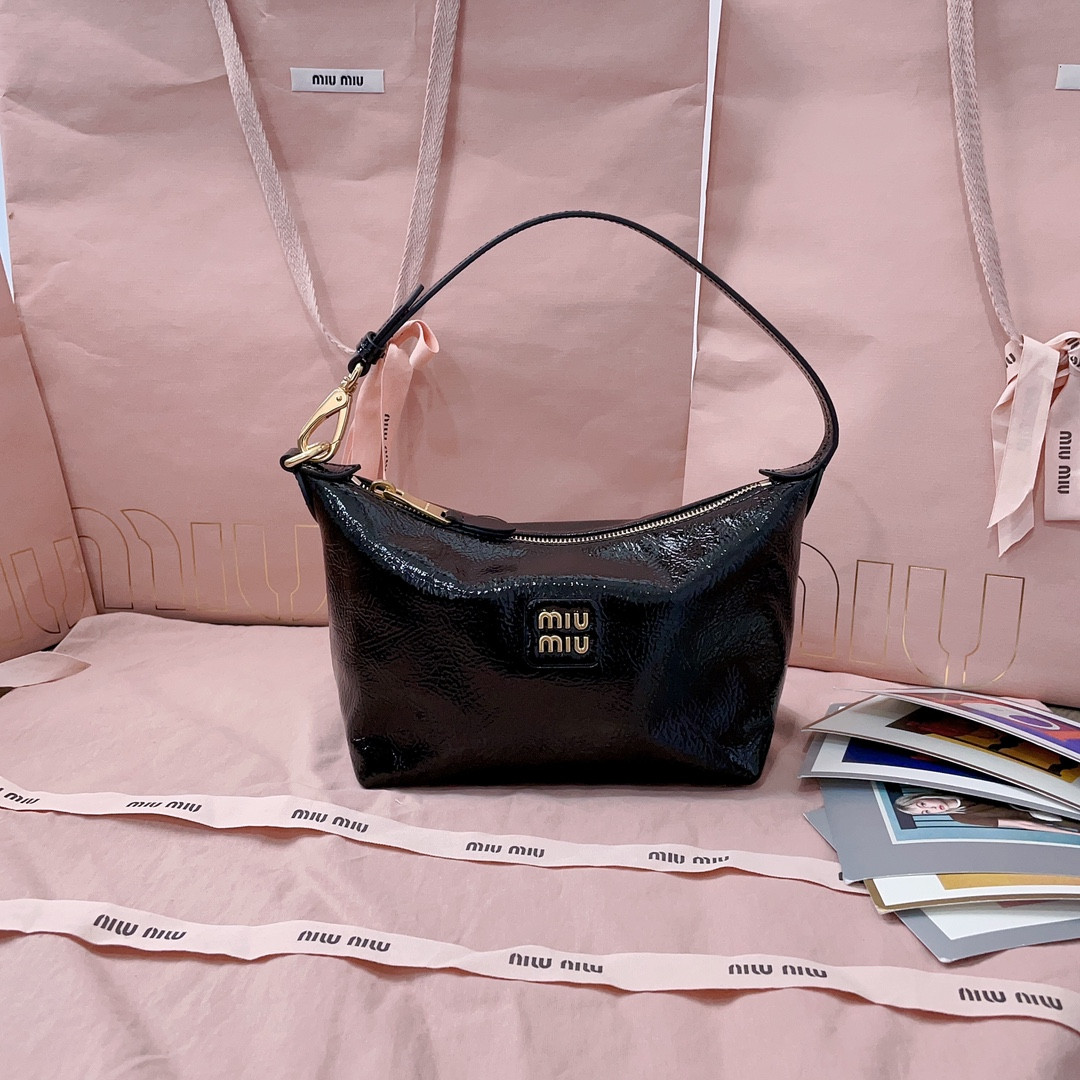 M1v M1v naplak patent leather pouch 14x18.5x10cm