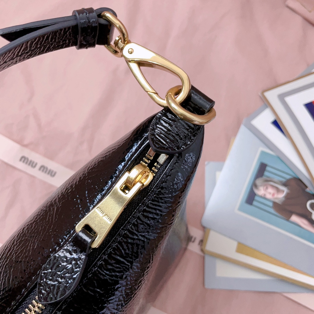 M1v M1v naplak patent leather pouch 14x18.5x10cm